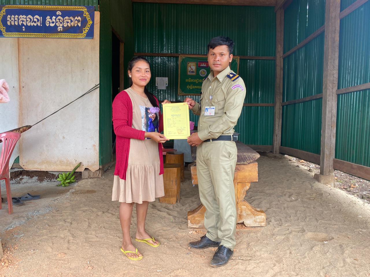 កម្លាំងប៉ុស្តិ៍នគរបាលរដ្ឋបាលតាទៃលើ បានចុះចែកសៀវភៅស្នាក់នៅ ក (២) ជូនប្រជាពលរដ្ឋចំនួន០៥ក្បាល(ថ្មី០១)។