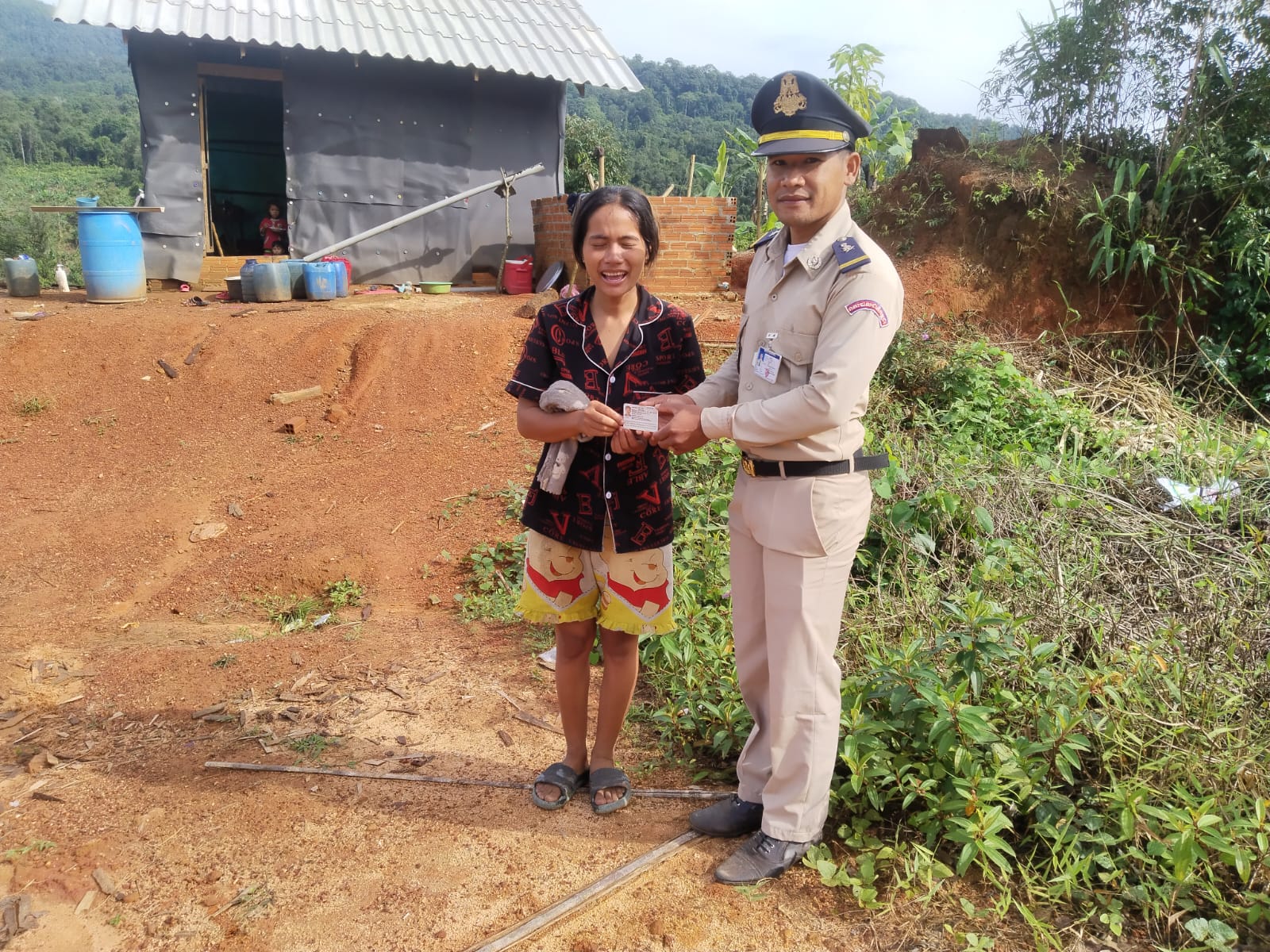 កម្លាំងប៉ុស្តិ៍នគរបាលរដ្ឋបាល ឃុំតាទៃលើ បានចុះចែកអត្តសញ្ញាណប័ណ្ណសញ្ជាតិខ្មែរ
