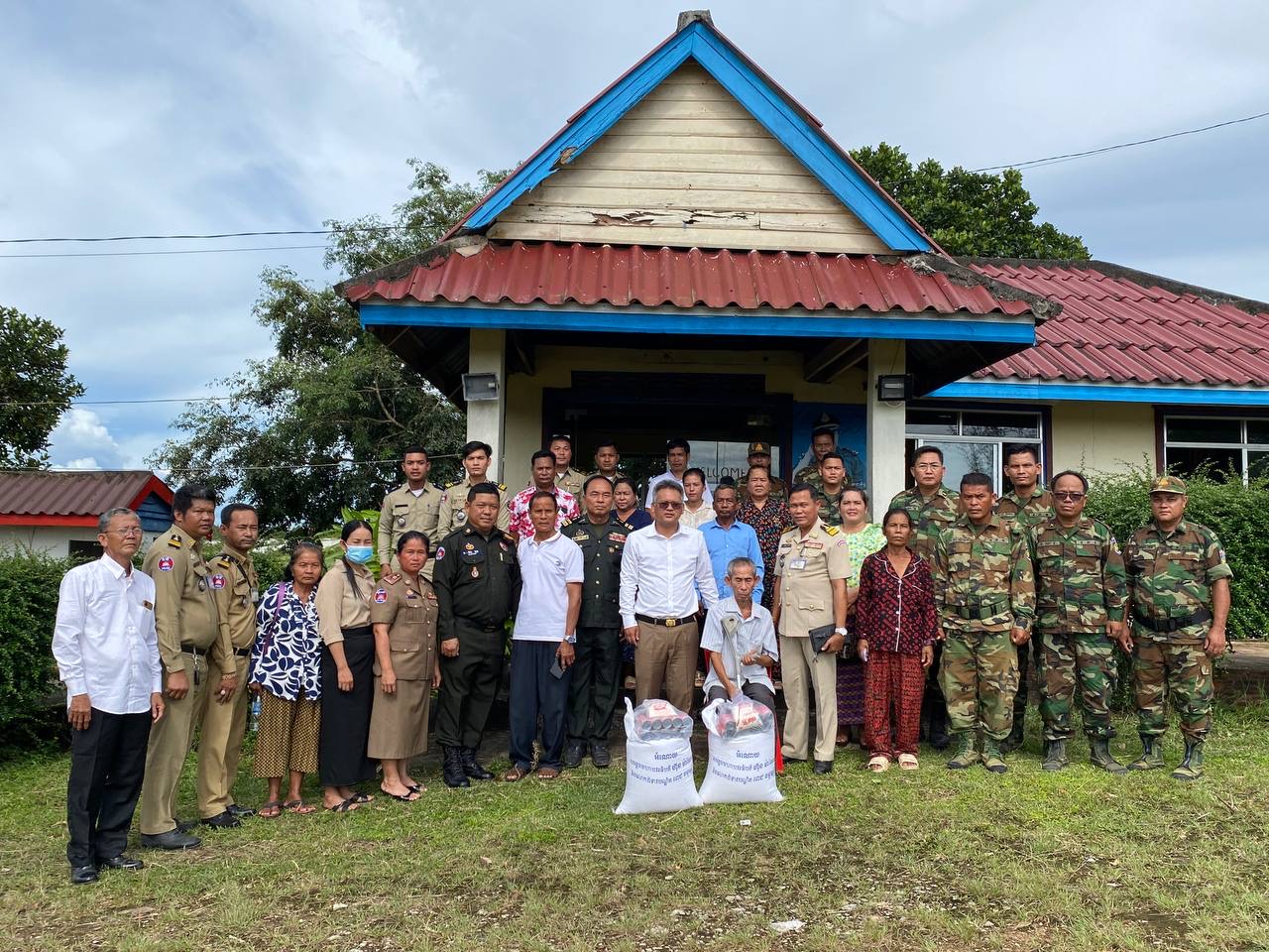 លោក ចេង មុនីរិទ្ធ អភិបាល នៃគណៈអភិបាលស្រុកគិរីសាគរនិងជាប្រធានកិត្តិយសគណៈកម្មាធិការ សមាគមអតីតយុទ្ធជនកម្ពុជាស្រុកគិរីសាគរបានជួបសំណេះសំណាលសួរសុខទុក្ខ សមាជិកអតីតយុទ្ធជនកម្ពុជាស្រុកគិរីសាគរ
