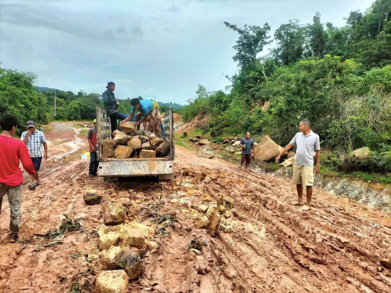 លោក ឃៀង យិង មេឃុំអណ្តូងទឹក បានដឹកនាំក្រុមការងារឃុំ ភូមិ សហការជាមួយគណៈកម្មការវត្ត អញ្ជើញចុះជួសជុលផ្លូវដែលមានសភាពលំបាកមួយចំនួនដោយសារទឹកភ្លៀងនារដូវវស្សា ដើម្បីត្រៀមទទួលពុទ្ធបរិស័ទ ជិត ឆ្ងាយ ក្នុងឱកាសបុណ្យកាន់បិណ្ឌ និងភ្ជំបិណ្ឌ ចាប់ពីថ្ងៃទី១៨ ខែកញ្ញា ឆ្នាំ២០២៤ ខាងមុខ នៅវត្តគីរីមាលាជលសាធម្មទស្សនា (ហៅវត្តភ្នំត្រង៉ោល) ស្ថិតក្នុងភូមិជីមាល