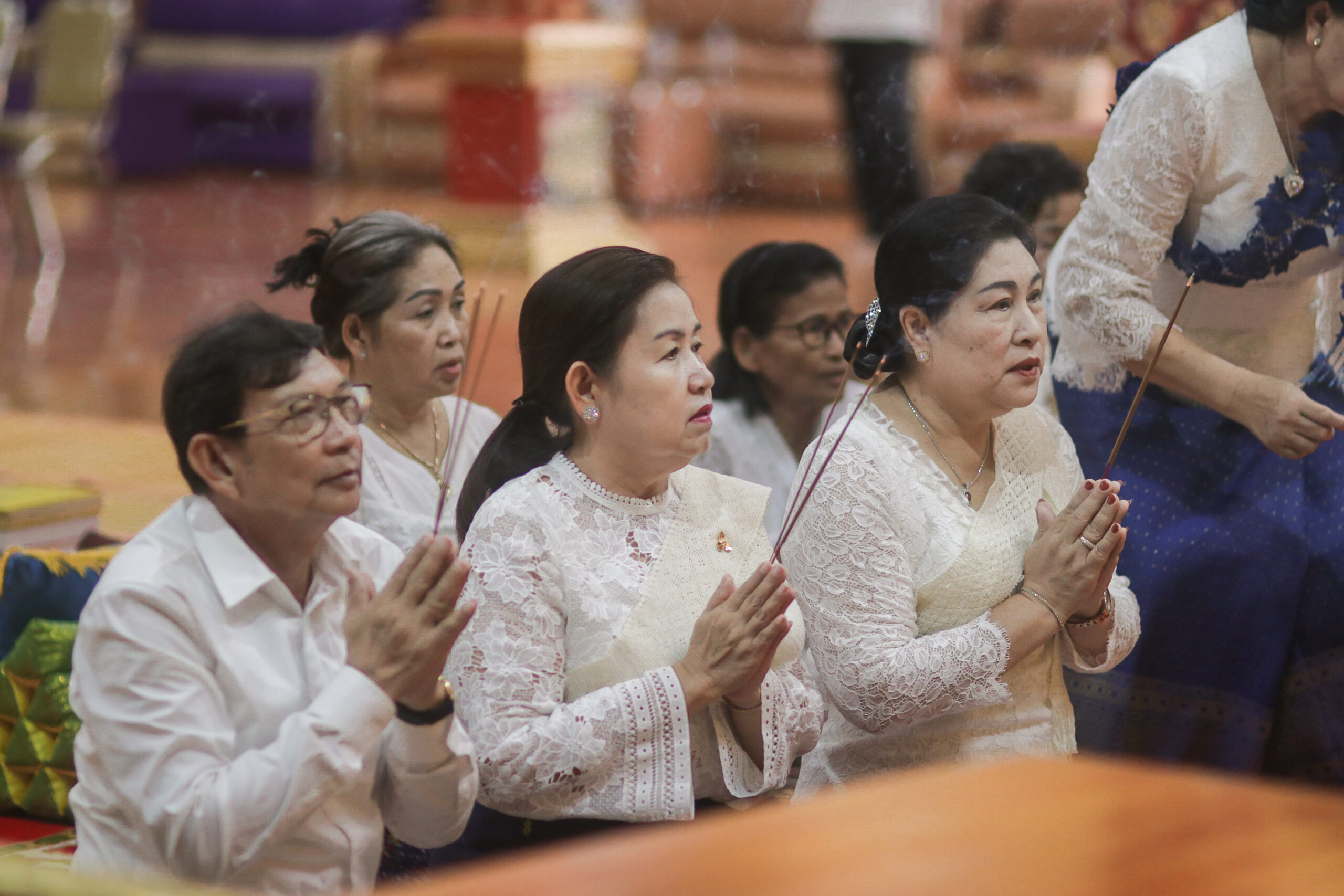 ឯកឧត្តម ថុង ណារុង ប្រធានក្រុមប្រឹក្សាខេត្ត និងលោកជំទាវ មិថុនា ភូថង អភិបាល នៃគណៈអភិបាលខេត្តកោះកុង បានអញ្ជើញកាន់បិណ្ឌវេនទី៣ នៅវត្តទេពនិមិត្ត (ហៅវត្តថ្មី) ស្ថិតនៅភូមិ៣ សង្កាត់ស្មាច់មានជ័យ ក្រុងខេមរភូមិន្ទ ខេត្តកោះកុង