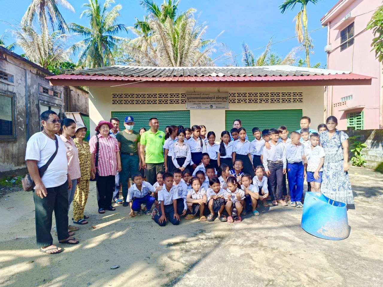 លោកស្រី លិ ឡាំង មេឃុំកោះកាពិ បានដឹកនាំធ្វើសកម្មភាពសម្អាតបរិស្ថាន និងអនាម័យតាមដងផ្លូវក្នុងមូលដ្ឋាន ។
