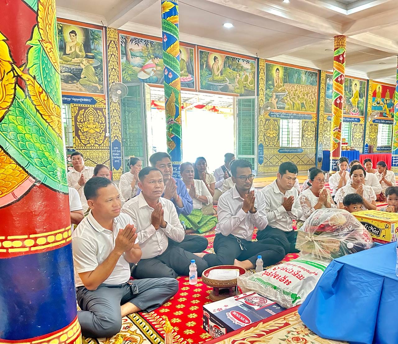 លោក ឆេង សំណាង សមាជិកក្រុមប្រឹក្សាស្រុក លោក គឹម រម្នី អភិបាលរងស្រុកតំណាងលោកអភិបាលស្រុក មន្រ្ដីសាលាស្រុក អធិការដ្ឋាននគរបាលស្រុក យាយជីតាជី ព្រមទាំងពុទ្ធបរិស័ទ បាននាំយកទេយ្យទាន ព្រមទាំងចង្ហាន់ចូលរួមកាន់វេនទី១១នៅវត្តប្រជារដ្ឋកំសាន្ដឋានសួគ៌