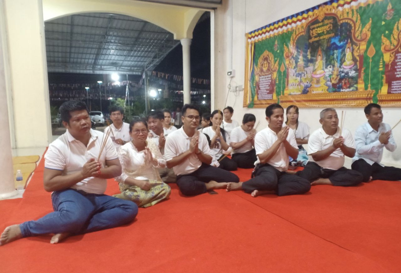 លោក ជា ប៊ុនធឿន អភិបាលរងស្រុកតំណាងលោកអភិបាលស្រុក លោក ឆេង សំណាង សមាជិកក្រុមប្រឹក្សាស្រុក ក្រុមការងារស្រុក ឃុំ យាយជីតាជី ព្រមទាំងពុទ្ធបរិស័ទ បានចូលរួមពិធីសូត្រមន្តចម្រើនព្រះបរិត្ត និងសម្តែងធម៌ទេសនា ឆ្លងវេនទី៦ នៅវត្តគិរីតេជោ(វត្តកូនកុក)