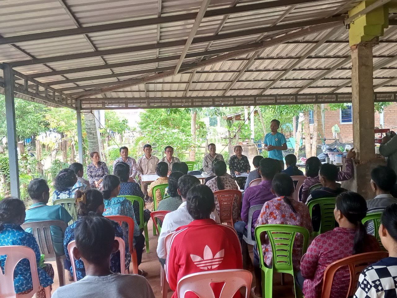 លោក ឈេង ហៃ សមាជិកក្រុមប្រឹក្សាឃុំ តំណាងលោកមេឃុំអណ្តូងទឹក បានអញ្ជើញជាអធិបតីក្នុងពិធីសំណេះសំណាល និងចែកចង្ក្រានប្រើប្រាស់សាកល្បង ជាគម្រោងរបស់សហគមន៍អ៊ឺរ៉ុប សហការជាមួយអង្គការមរតក ជូនដល់តំណាងប្រជាពលរដ្ឋក្រីក្រចំនួន៤០គ្រួសារ