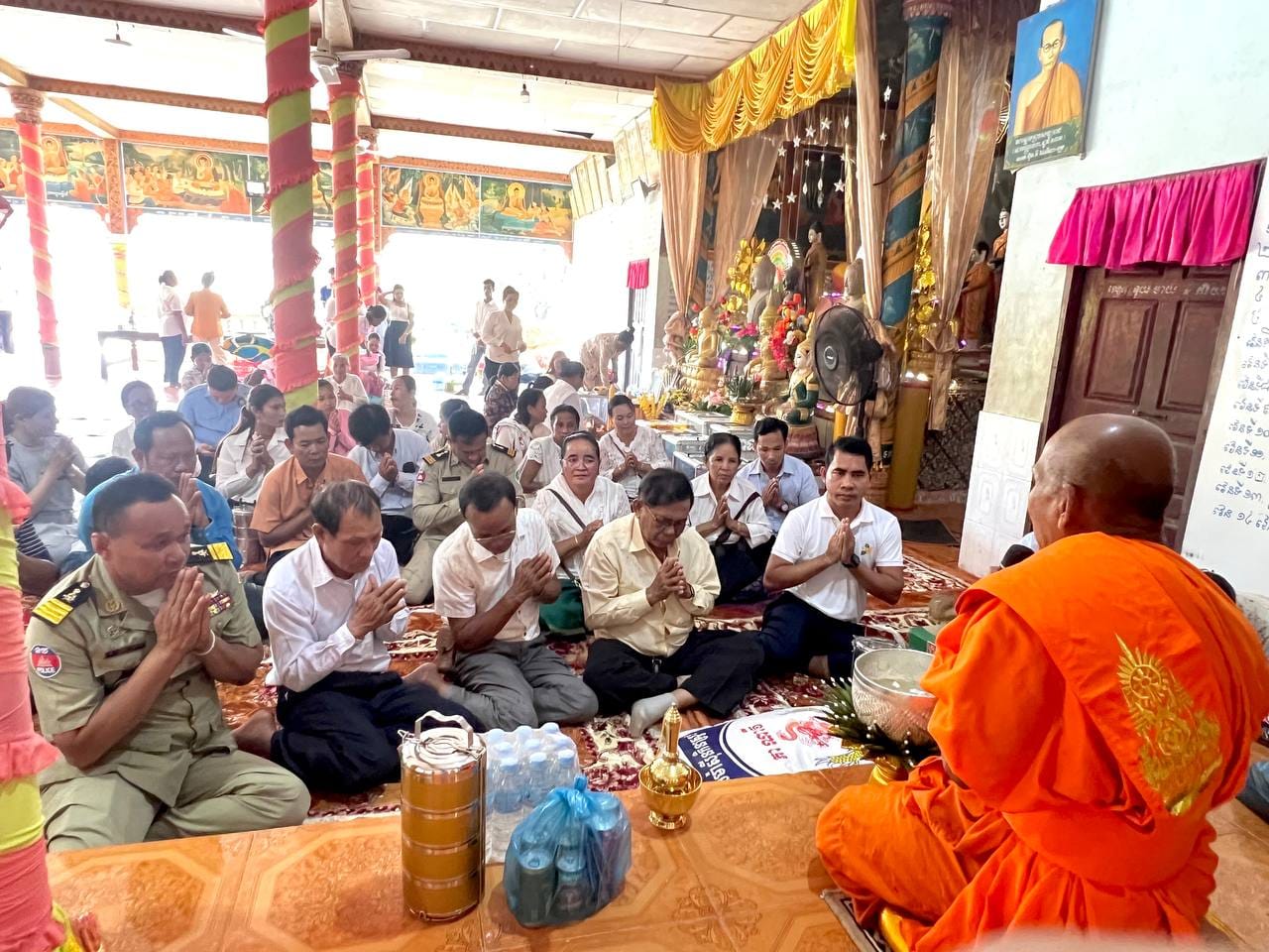 លោក ខេង សំខាន់ អភិបាលរង តំណាង លោក ក្រូច បូរីសីហា អភិបាលស្រុក បានដឹកនាំមន្រ្តីរាជការនៃរដ្ឋបាលសាលាស្រុកបូទុមសាគរ ចូលរួមកាន់វេនបិណ្ឌទី១១ជាមួយពុទ្ធបរិស័ទចំណុះជើងវត្តចន្ទមុន្នី ហៅវត្តថ្មស ស្ថិតក្នុងភូមិថ្មស ឃុំថ្មស ស្រុកបូទុមសាគរ ខេត្តកោះកុង