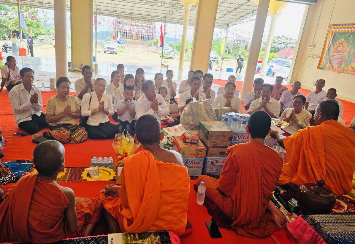 លោកស្រី សុខ វណ្ណដេត ប្រធានក្រុមប្រឹក្សាស្រុក លោក ជា ប៊ុនធឿន អភិបាលរងស្រុកតំណាងលោកអភិបាលស្រុក ក្រុមការងារស្រុក ឃុំ យាយជីតាជី ព្រមទាំងពុទ្ធបរិស័ទ បាននាំយកទេយ្យទាន និងចង្ហាន់ចូលរួមកាន់វេនទី៧ នៅវត្តគិរីតេជោ(វត្តកូនកុក)