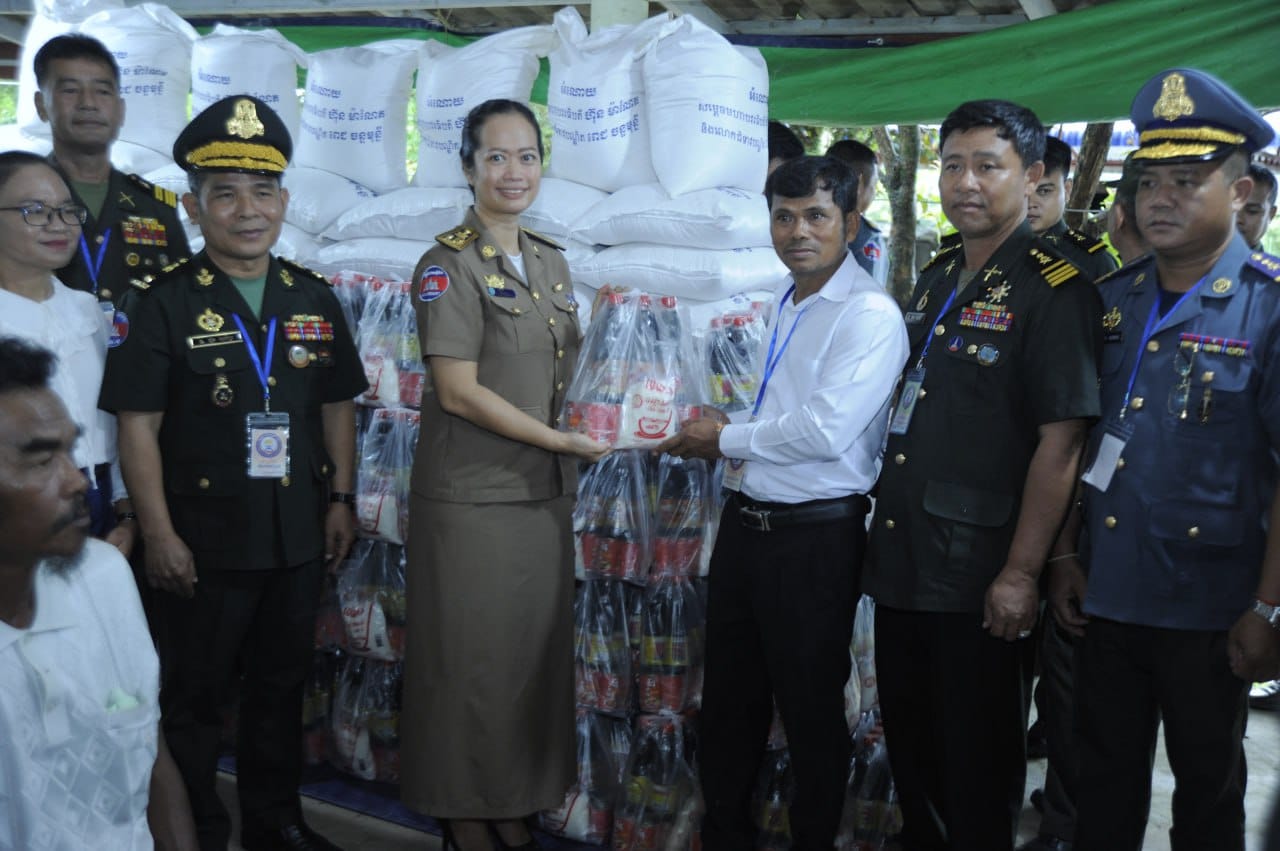 លោក ពេជ្រ សិលា អភិបាលរងស្រុក តំណាងលោក ក្រូច បូរីសីហា អភិបាល នៃគណៈអភិបាលស្រុក បានអញ្ជើញចូលរួម​ជា​គណៈអធិបតី ក្នុងពិធីសំណេះសំសំណាលនិងសួសុខទុក្ខដល់បងប្អូនអតីតយុទ្ធជនកម្ពុជាខេត្តកោះកុង ក្រោមអធិបតីភាព លោកស្រី ឈី វ៉ា អភិបាលរងខេត្ត តំណាងដ៏ខ្ពង់ខ្ពស់របស់លោកជំទាវ មិថុនា ភូថង អភិបាលខេត្ត