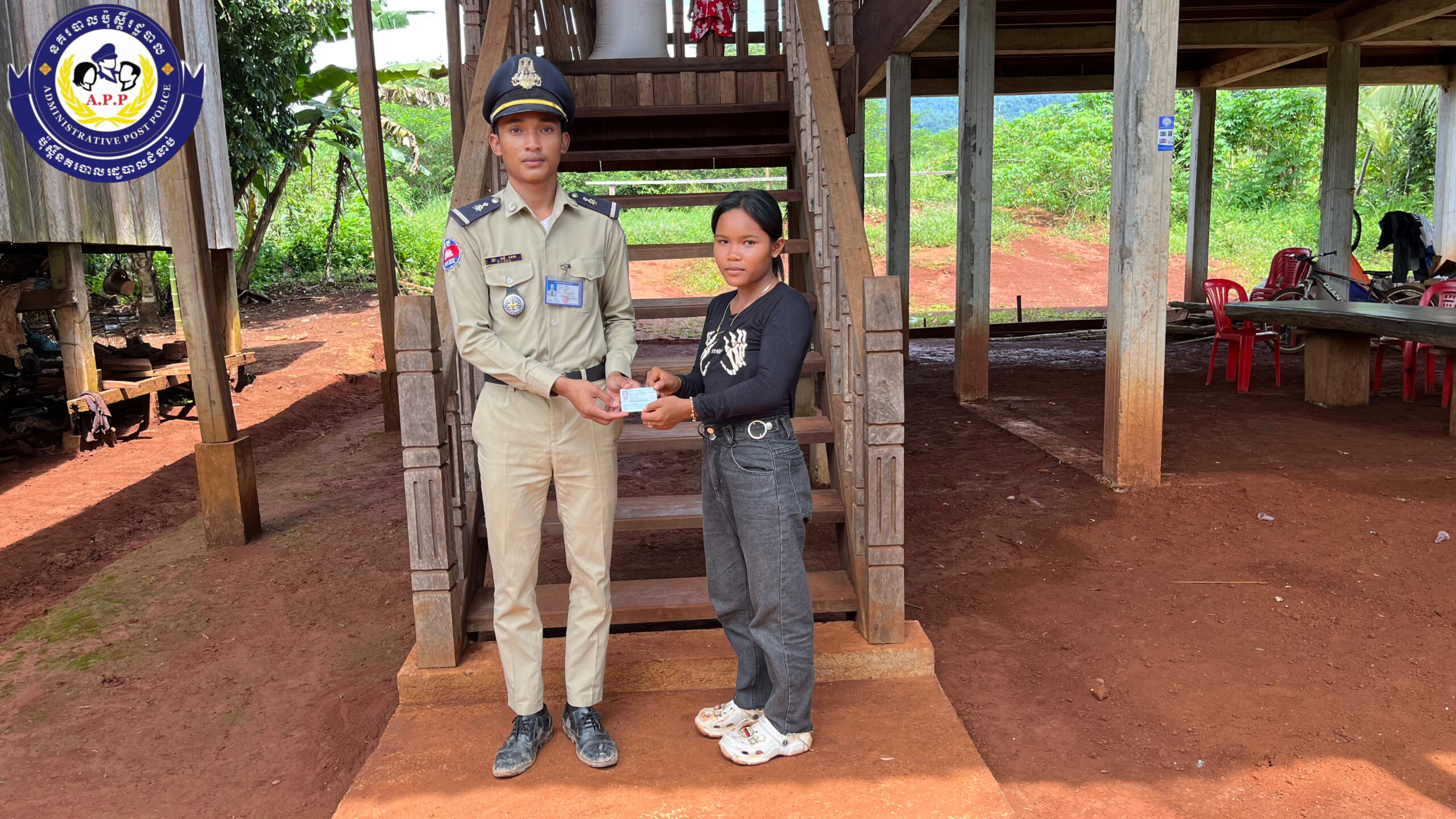 កម្លាំងប៉ុស្តិ៍នគរបាលរដ្ឋបាល ចេញល្បាតក្នុងមូលដ្ឋាន និងចែកអត្តសញ្ញាណបណ្ណ័ជូនប្រជាពលរដ្ឋចំនួន០១នាក់ស្រី(ថ្មី) 