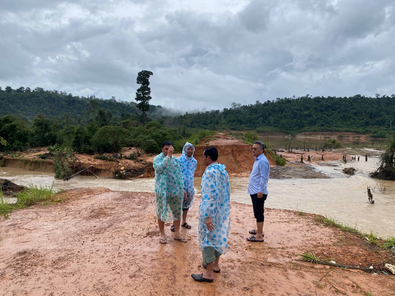លោក ចេង មុនីរិទ្ធ អភិបាល នៃគណៈអភិបាលស្រុកគិរីសាគរ បានដឹកនាំក្រុមការងារស្រុក ឃុំចុះពិនិត្យទីតាំងផ្លូវស្ពានលូភ្លោះដែលបានហូរដាច់ដោយសារជំនន់ទឹកភ្លៀងហូរដាច់ នៅឃុំភ្ញីមាស ស្រុកគិរីសាគរ