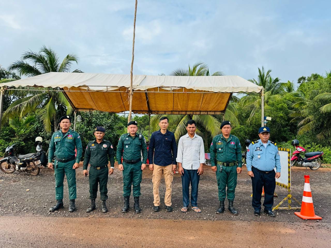 លោក តុង យ៉ាវ អភិបាលរងស្រុក និងជាប្រធានក្រុមទី២ បានដឹកនាំកម្លាំងចម្រុះ ដែលប្រចាំការគោលដៅការពារសន្ដិសុខសណ្ដាប់ធ្នាប់ ដើម្បីចុះរឹតបន្តឹង និងណែនាំច្បាប់ចរាចរណ៍ផ្លូវគោក នៅចំណុចចន្លោះគីឡូម៉ែត្រលេខ៣៣-៣៤ ផ្លូវជាតិលេខ៤៨ ភូមិតាំកន់ ឃុំកណ្ដោល
