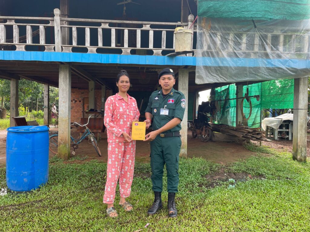 កម្លាំងប៉ុស្តិ៍នគរបាលរដ្ឋបាលឃុំជីផាត បានចុះល្បាតក្នុងមូលដ្ឋាននិងបានផ្តល់សៀវភៅគ្រួសារជូនប្រជាពលរដ្ឋ