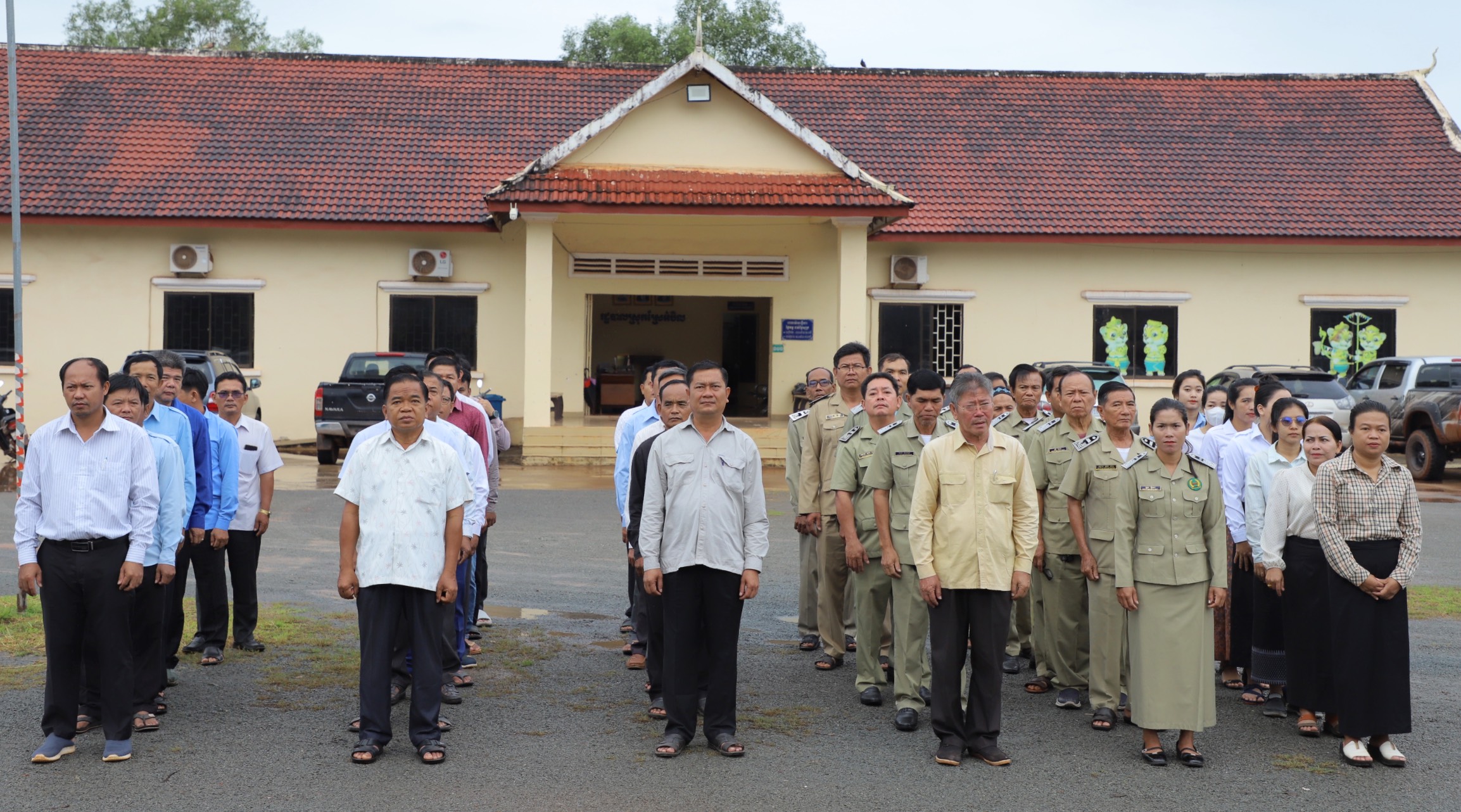 ក្រុមប្រឹក្សាស្រុក គណៈអភិបាលស្រុកស្រែអំបិលនិងមន្រ្តីរាជការសាលាស្រុកស្រែអំបិល បានរៀបចំគោរព ទង់ជាតិ នៃព្រះរាជាណាចក្រកម្ពុជា
