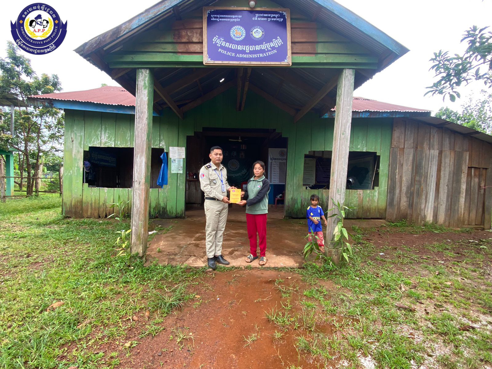 .កម្លាំងប៉ុស្តិ៍នគរបាលរដ្ឋបាលឬស្សីជ្រុំបានចុះល្បាតក្នុងមូលដ្ឋាននិងផ្ដល់សៀវភៅគ្រួសារ(ក៤)