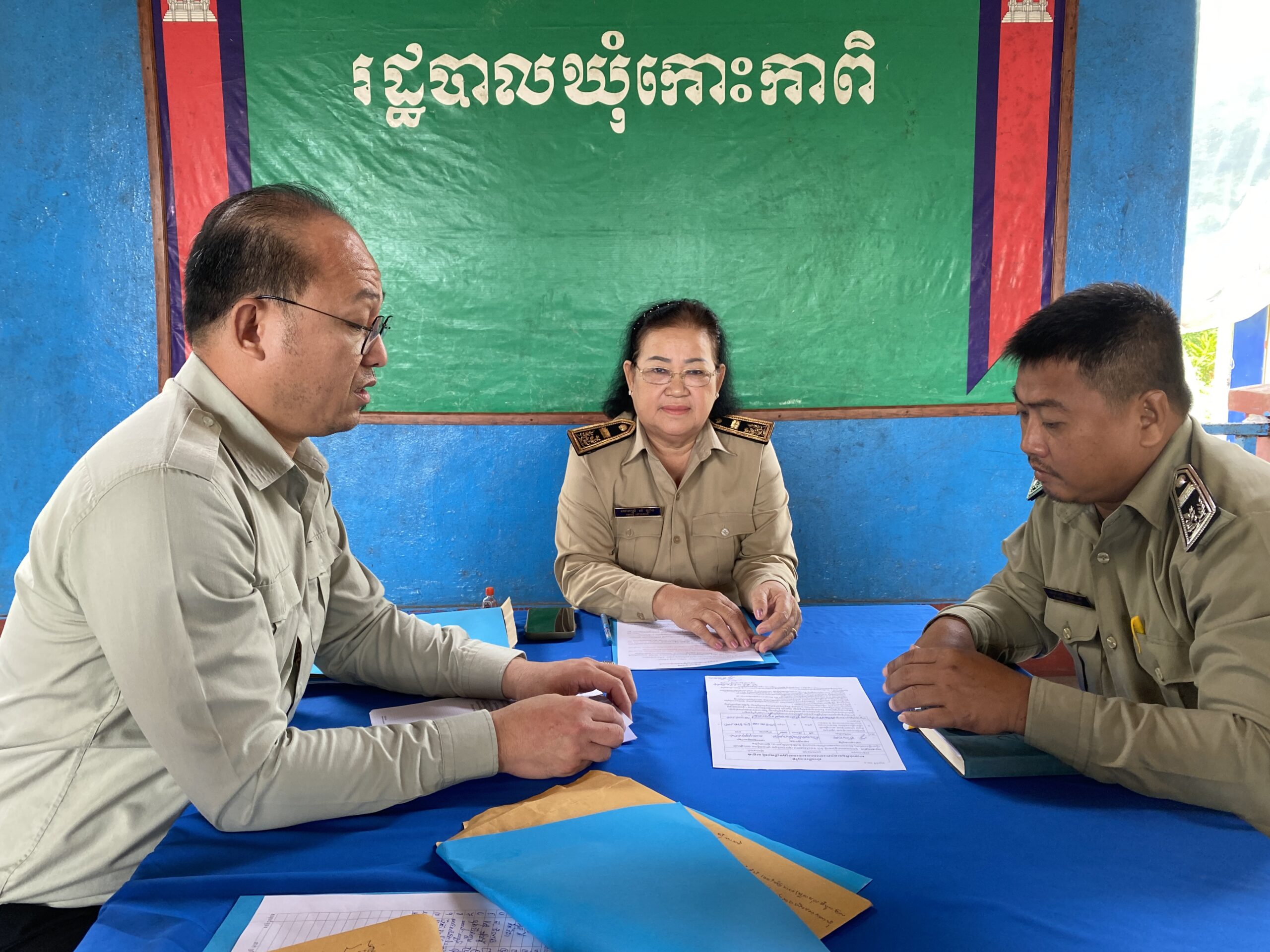 លោកស្រី លិ ឡាំង ប្រធានគណៈកម្មការលទ្ធកម្មឃុំ និងជាមេឃុំកោះកាពិ  បានបើកកិច្ចប្រជុំដេញថ្លៃគម្រោងចំនួន២គម្រោង នៅសាលាឃុំកោះកាពិ ។