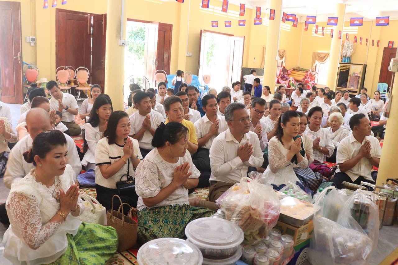 លោកស្រី សុខ វណ្ណដេត ប្រធានក្រុមប្រឹក្សាស្រុក លោក ចេង មុនីរិទ្ធ អភិបាល នៃគណៈអភិបាលស្រុក និងលោកស្រី លោក លោកស្រីសមាជិកក្រុមប្រឹក្សាស្រុក ក្រុមការងារស្រុក ឃុំ យាយជីតាជី ព្រមទាំងពុទ្ធបរិស័ទ បាននាំយកទេយ្យទាន ព្រមទាំងចង្ហាន់ចូលរួមកាន់វេនទី៨ នៅវត្តកោះកែវមរកត៌(វត្តកោះស្ដេច)