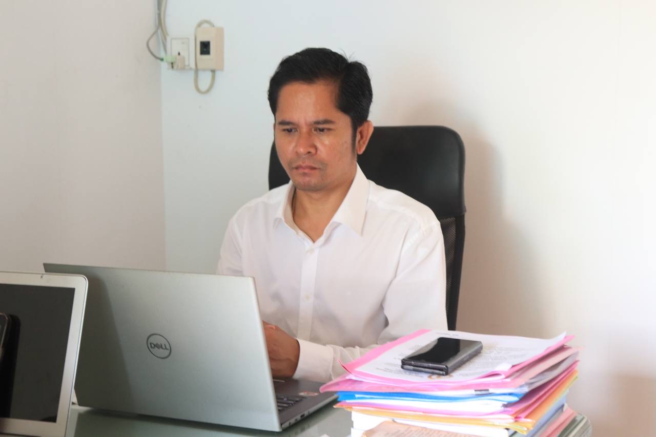 លោក ជា ប៊ុនធឿន អភិបាលរងស្រុកគិរីសាគរ បានដឹកនាំលោក ជីប ជីវិន ប្រធានការិយាល័យគ្របគ្រងធនធានមនុស្សស្រុក ចូលរួមសិក្ខាសាលា ស្ដីពីការរៀបចំសេចក្ដីព្រៀងព្រះរាជ្យក្រឹត្យ ស្ដីពីគោលការណ៍រួមនៃការជ្រេីសរេីស និងគ្រប់គ្រងមន្រ្ដីផ្អែកលេីកិច្ចព្រមការងារ និងលិខិតបទដ្ឋានគតិយុត្តពាក់ព័ន្ធ ជាមួយនឹងរដ្ឋបាលថ្នាក់ក្រោមជាតិ តាមរយះប្រព័ន្ធបញ្ជូនរូបភាព និងសំឡេង(Zoom)