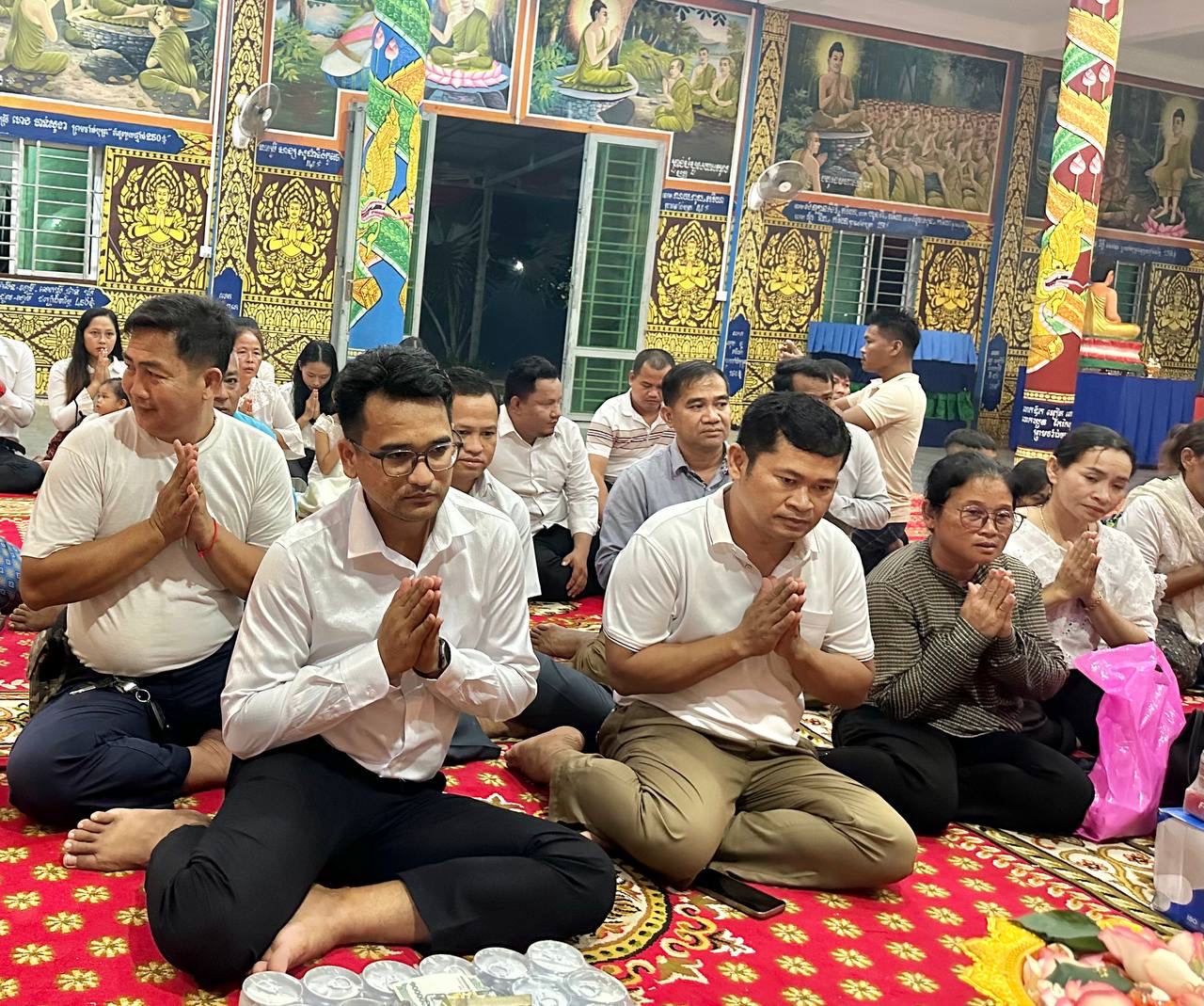 លោក ឆេង សំណាង សមាជិកក្រុមប្រឹក្សាស្រុក លោក គឹម រម្នី អភិបាលរងស្រុកតំណាងលោកអភិបាលស្រុក និងលោក ខាន់ សុភាន់ នាយករដ្ឋបាលស្រុក មន្រ្ដីសាលាស្រុក អធិការដ្ឋាននគរបាលស្រុក យាយជីតាជី ព្រមទាំងពុទ្ធបរិស័ទ ចូលរួមពិធីសូត្រមន្តចម្រើនព្រះបរិត្ត និងសម្តែងធម៌ទេសនាឆ្លងវេនទី១០ នៅវត្តប្រជារដ្ឋកំសាន្ដឋានសួគ៌ (វត្តភូមិថ្មី)
