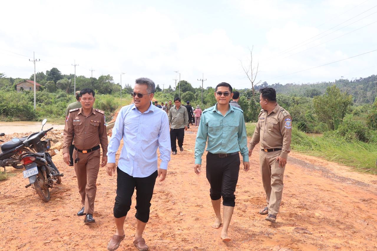 លោក ចេង មុនីរិទ្ធ អភិបាល នៃគណៈអភិបាលស្រុកគិរីសាគរ បានដឹកនាំកិច្ចប្រជុំពិនិត្យស្ថានភាពទីកន្លែងបាក់ទំនប់ទឹករបស់ក្រុមហ៊ុន អានកូ វ៉ត់ធីស៊ុបភីផ្លាយ និងចុះពិនិត្យទីតាំងបាក់ទំនប់ទឹក ផ្លូវស្ពានលូភ្លោះដែលហូរដាច់ នៅឃុំភ្ញីមាស