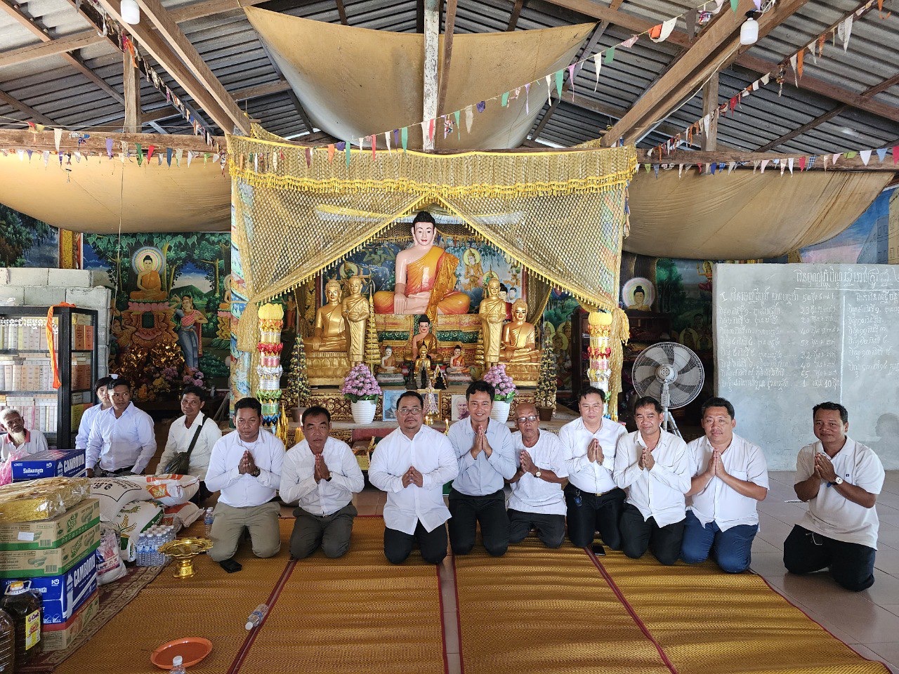 លោក សាង ប៊ុនស៊ាន លោក ឡេង ហ្វុង សមាជិកក្រុមប្រឹក្សាស្រុក លោក ទួន ឪទី អភិបាលរងស្រុកតំណាងលោកអភិបាលស្រុក ក្រុមការងារស្រុក ឃុំ បានអញ្ជើញអមដំណើរ លោក បណ្ឌិត អ៊ុក ភ័ក្រ្ដាអភិបាលរងខេត្តកោះកុង នាំយកទេយ្យទាន ព្រមទាំងចង្ហាន់ចូលរួមកាន់វេនទី១១ នៅវត្តគិរីមរកត(វត្តព្រែកខ្សាច់)