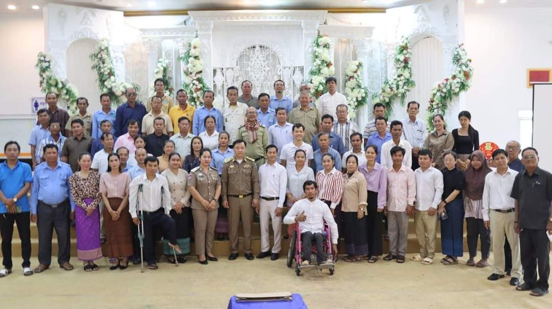លោកស្រី ស៊ិន ចរិយា អភិបាលរង នៃគណៈអភិបាលក្រុងខេមរភូមិន្ទ និងលោក ជុំ សុះ ប្រធានការិយាល័យសង្គមកិច្ច សុខុមាលភាពសង្គមក្រុង តំណាងសង្កាត់ទាំងបី និងលោក លោកស្រី មេភូមិ អនុភូមិ បានអញ្ជើញចូលរួមកម្មវិធី វគ្គចែករំលែក ស្ដីពីការកាត់បន្ថយហានិភ័យ ការប្រែប្រួលអាកាសធាតុរួមបញ្ចូលបរិយាបន្នពិការភាព