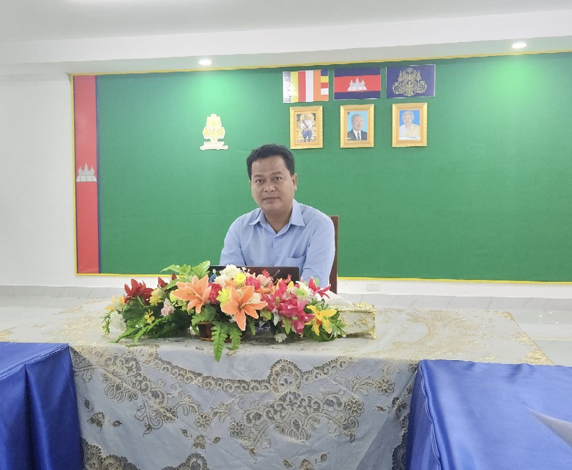 លោក ជា ស៊ីវត្រា អនុប្រធានមន្ទីរផែនការខេត្តកោះកុង ដឹកនាំកិច្ចប្រជុំក្រុមការងារមន្ទីរ ទទួលបន្ទុកតាមក្រុងស្រុក ដើម្បីពិនិត្យវឌ្ឍភាពការងារធ្វើបច្ចុប្បន្នភាព គ្រួសារជិតផុតសុពលភាព តាមបណ្តាឃុំ សង្កាត់
