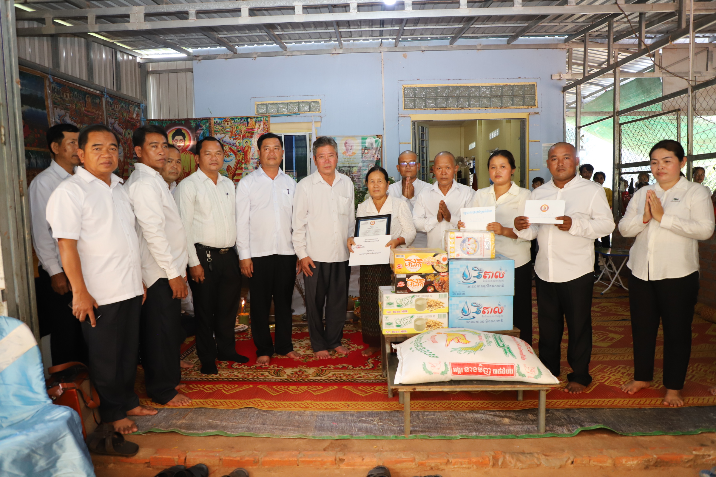 លោក ម៉ាស់ សុជា ប្រធានក្រុមប្រឹក្សាស្រុក និងលោក ហុង ប្រុស អភិបាលរងស្រុក លោក លោកស្រី សមាជិកក្រុមប្រឹក្សាស្រុក លោក លោកស្រីប្រធាន អនុប្រធានការិយាល័យអង្គភាពជុំវិញស្រុក បានអញ្ជើញចូលរួមគោរពវិញ្ញាណក្ខន្ធសពរបស់ លោក គង់ ឆាំ មេភូមិបាក់អង្រុត ដែលទទួល មរណៈភាពកាលពីថ្ងៃទី២២ ខែកញ្ញា ឆ្នាំ២០២៤ ដោយរោគគាពាធ