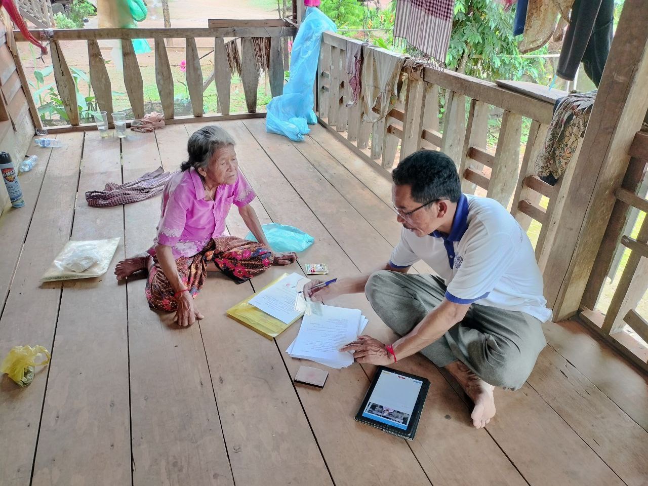 លោក វ៉ាន់ សុផុន ជំទប់ទី១ឃុំ លោកស្រី សុខ ណូ សមាជិកក្រុមប្រឹក្សាឃុំជីផាត និងជាក្រុមការងារទទួលបន្ទុកអត្តសញ្ញាណកម្មគ្រួសារក្រីក្រ បានចុះសម្ភាសន៍កំណត់អត្តសញ្ញាណ គ្រួសារក្រីក្រ ក្នុងឃុំជីផាត បានចំនួន១៨ គ្រួសារ ។