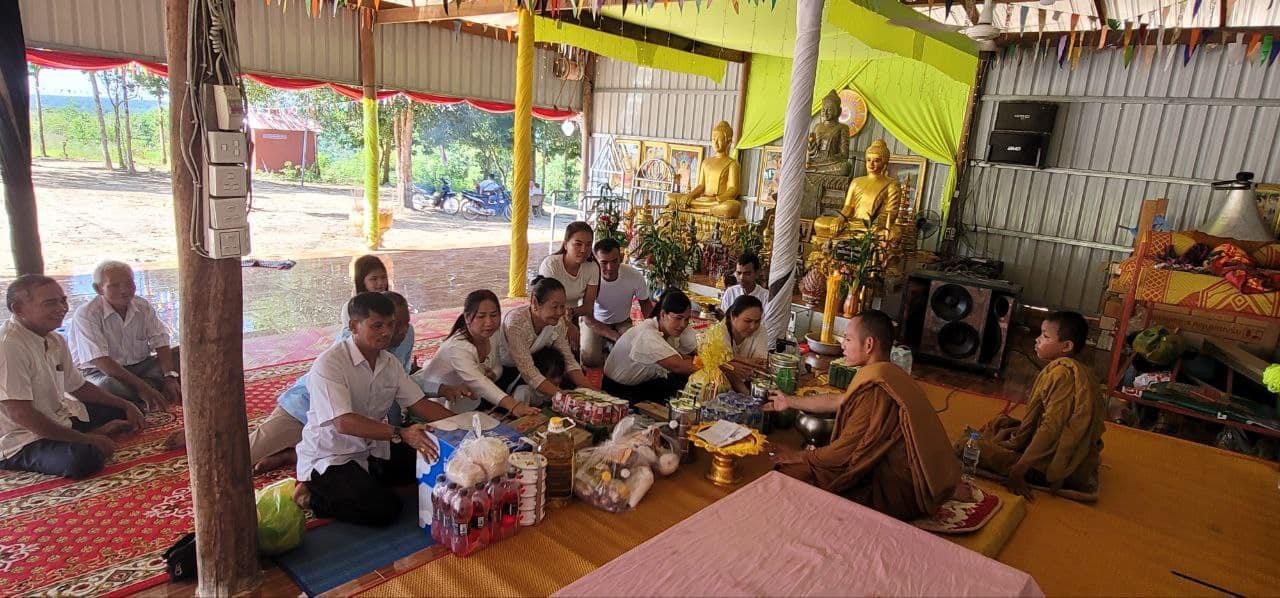 លោក សាត សុមុនី សមាជិកក្រុមប្រឹក្សាស្រុក និង លោក ពេជ្រ សិលា អភិបាលស្តីទី បានដឹកនាំមន្រ្តីរាជការនៃរដ្ឋបាលសាលាស្រុកបូទុមសាគរ នាំយកយកទេយ្យទាន និងបច្ច័យរបស់លោកអភិបាល កាន់វេនបិណ្ឌទី៨ ជាមួយពុទ្ធបរិស័ទចំណុះជើងវត្ត គីរីមាលីជលសាធម្មទស្សនា (ហៅវត្តភ្នំត្រង៉ោល) ភូមិជីមាល ឃុំអណ្តូងទឹក
