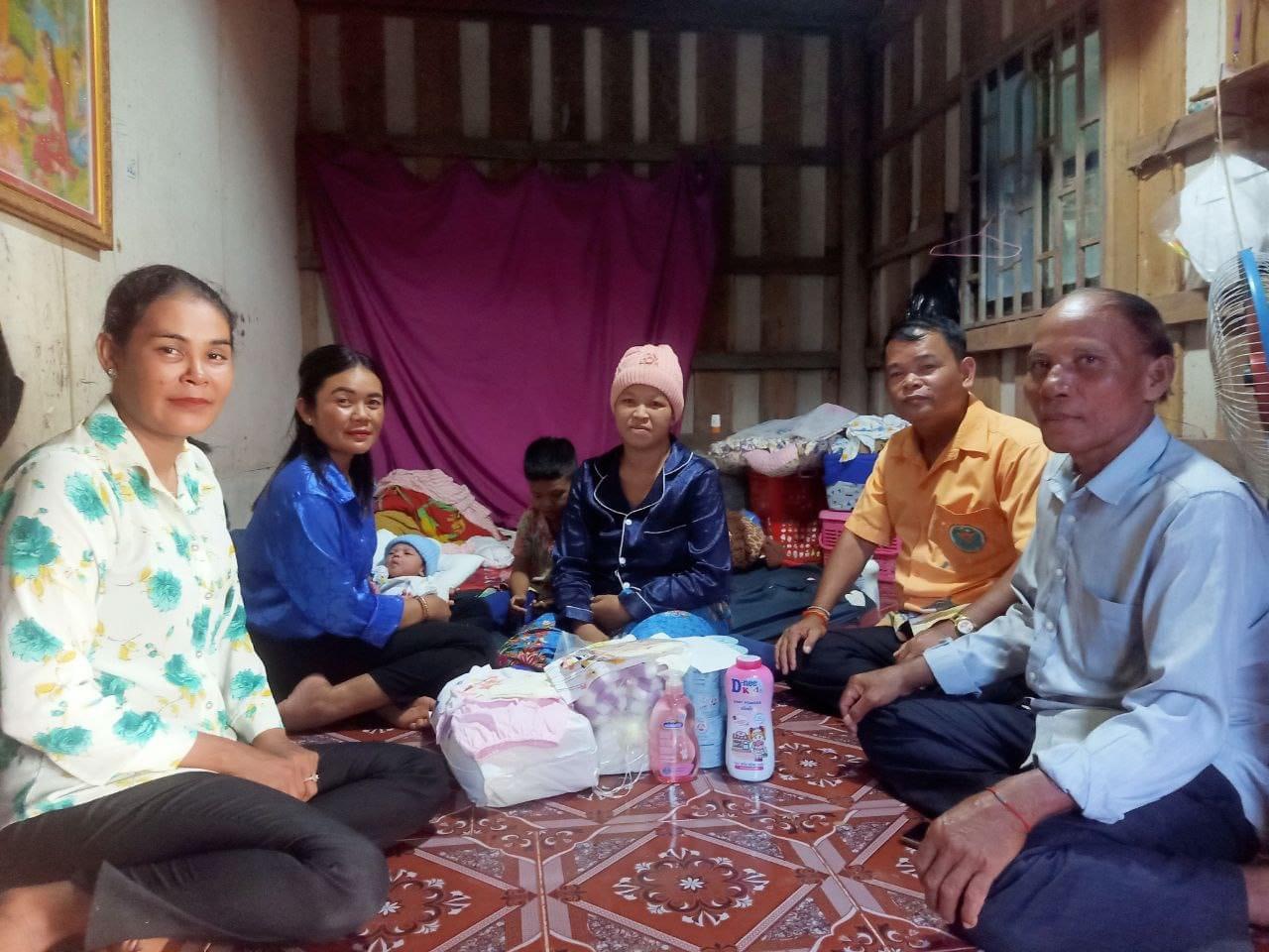 លោកហ៊ុយ សំណាង មេឃុំកណ្តោល បានដឹកនាំក្រុមប្រឹក្សាឃុំ ស្មៀនឃុំ ជំនួយការឃុំ មេភូមិ នាំយកសំភារៈនិងថវិកាមួយចំនួនចុះសួរសុខទុក្ខ លោកស្រី គង់ ផល្លី ជាសមាជិក ភូមិកណ្តាល  ទើបសម្រាលកូន មានទីលំនៅភូមិកណ្តោល ឃុំកណ្ដោល