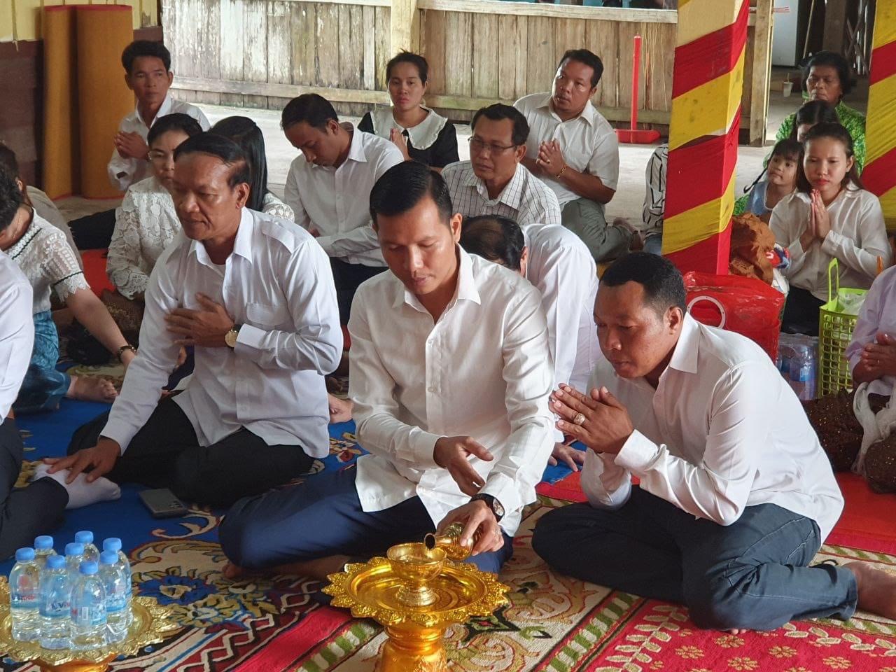លោក តុង យ៉ាវ អភិបាលរងបានដឹកនាំមន្រ្តីរាជការនៃរដ្ឋបាលសាលាស្រុកបូទុមសាគរ ចូលរួមអមដំណើរលោក ហាក់ ឡេង អភិបាលរងខេត្ត តំណាងដ៏ខ្ពង់ខ្ពស់ លោកជំទាវ មិថុនា ភូថង អភិបាលនៃគណអភិបាលខេត្តកោះកុង អញ្ជើញចូលរួមកាន់វេនបិណ្ឌទី១០ជាមួយពុទ្ធបរិស័ទចំណុះជើងវត្តចំនួន២វត្ត