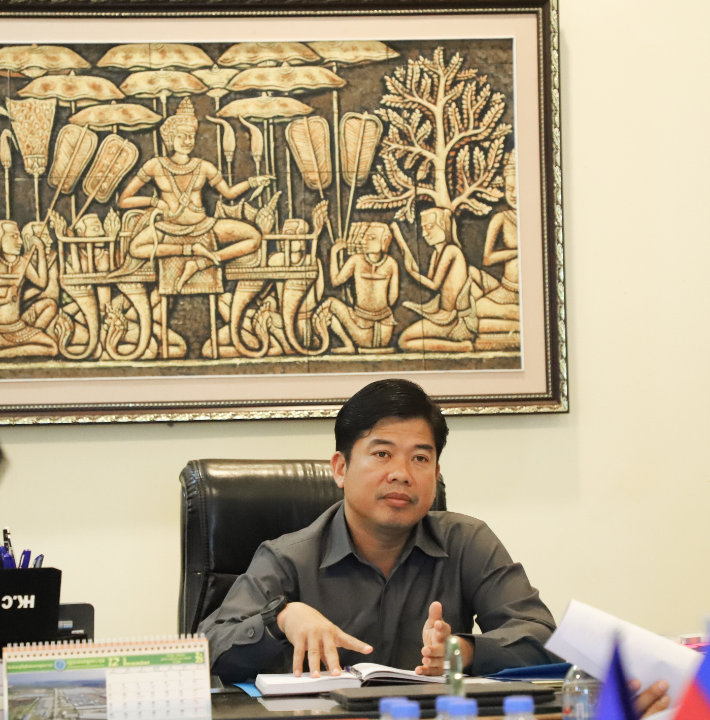 លោក ជា ច័ន្ទកញ្ញា អភិបាល នៃគណៈអភិបាលស្រុកស្រែអំបិល បានដឹកនាំកិច្ចប្រជុំគណៈអភិបាលស្រុក ដើម្បីពិនិត្យកែសម្រួលនិមិត្តសញ្ញារបស់រដ្ឋបាលស្រុក