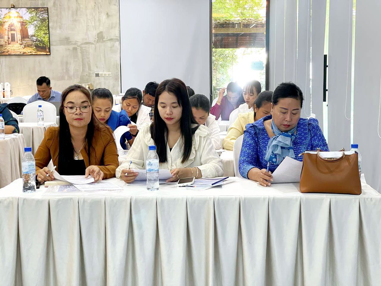 លោកស្រី ឡុក សុម៉ាម៉េត អនុប្រធានមន្ទីរកិច្ចការនារីខេត្ត និងមន្រ្តី ០២រូប បានចូលរួមវគ្គបណ្តុះបណ្តាលស្តីពីច្បាប់ និងឯកសារក្បួននីតិវិធីប្រតិបត្តិការរបស់មន្រ្តី/ភ្នាក់ងារនគរបាលយុត្តិធម៌ នៅទីរួមខេត្តតាកែវ