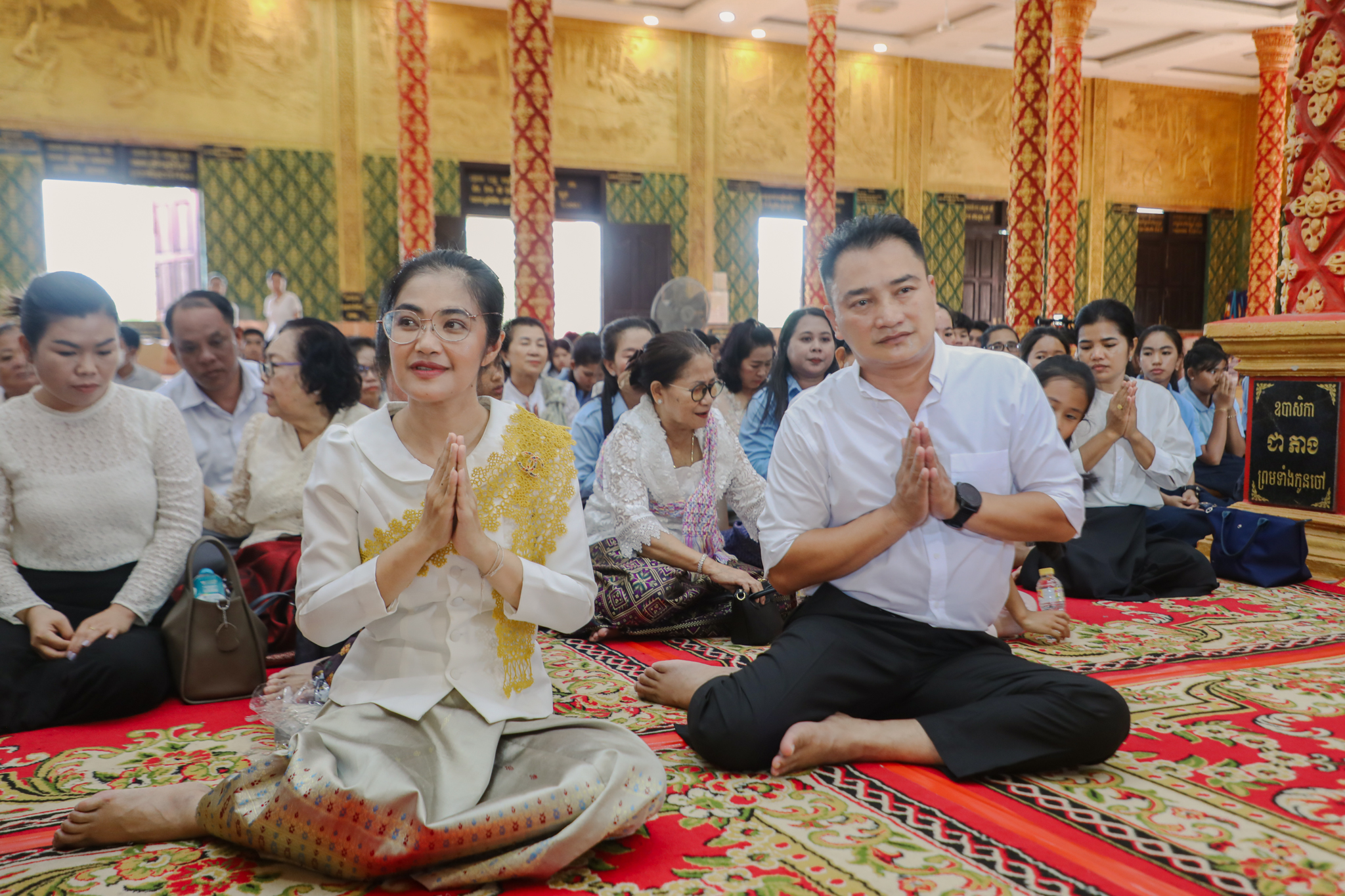 លោកជំទាវ មិថុនា ភូថង អភិបាល នៃគណៈអភិបាលខេត្តកោះកុង បានអញ្ជេីញចូលរួមពិធីបុណ្យផ្កាប្រាក់មហាសាមគ្គី នៅវត្តទេពនិមិត្ត(ហៅវត្តថ្មី) ស្ថិតក្នុងភូមិ៣ សង្កាត់ស្មាច់មានជ័យ ក្រុងខេមរភូមិន្ទ ខេត្តកោះកុង