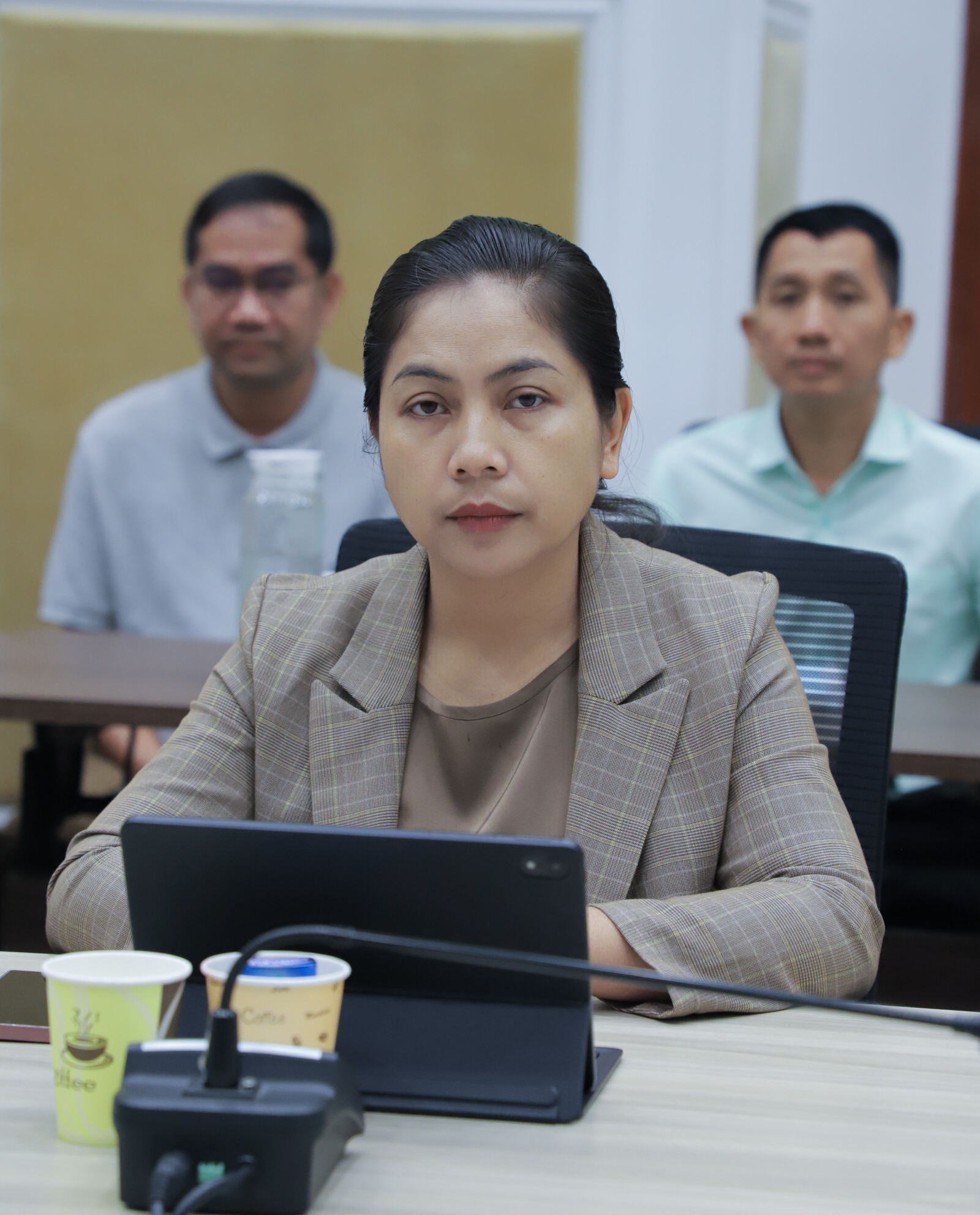 លោកស្រី ទួត ហាទីម៉ា អភិបាល នៃគណៈអភិបាលស្រុកថ្មបាំង ដឹកនាំក្រុមការងារ ចូលរួមកិច្ចប្រជុំដើម្បី ពិនិត្យលើការរៀបចំនិមិត្តសញ្ញារបស់រដ្ឋបាលក្រុង ស្រុក នៃខេត្តកោះកុង