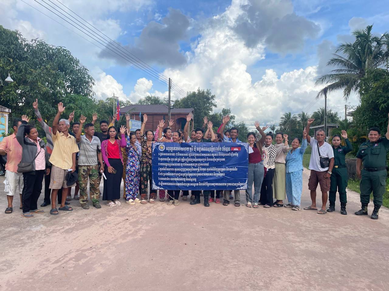 កម្លាំងប៉ុស្តិ៍នគរបាលរដ្ឋបាលស្មាច់មានជ័យ សហការជាមួយអាជ្ញាធរ បានចុះធ្វើការផ្សព្វផ្សាយវេទិកាសាធារណៈគោលនយោបាយភូមិ ឃុំ-សង្កាត់មានសុវត្ថិភាពទាំង៧ចំនុច ជូនដល់អ៊ំពូមីប្រជាពលរដ្ឋ ស្ថិតនៅភូមិបឹងឃុនឆាង សង្កាត់ស្មាច់មានជ័យ ក្រុងខេមរភូមិន្ទ
