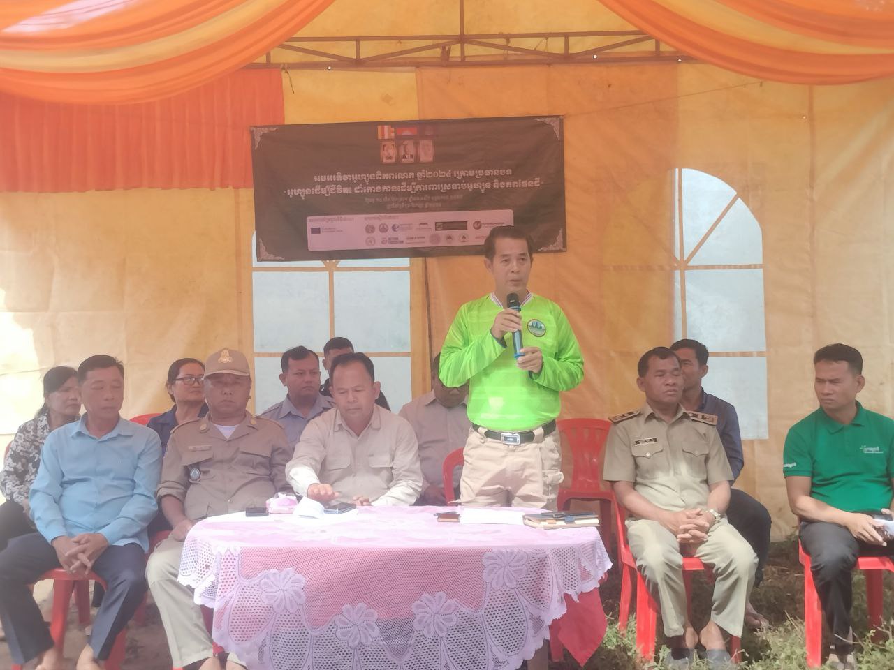 លោក ម៉េង តិច អនុប្រធានមន្ទីរបរិស្ថានខេត្ត បានដឹកនាំមន្ត្រីឧទ្យានុរក្សប្រចាំតំបន់ប្រើប្រាស់ច្រើនយ៉ាងដងពែង ចូលរួមដាំកោងកាងចំនួន១៣០០ដើម ក្នុងភូមិសាស្ត្រស្រុកស្រែអំបិល