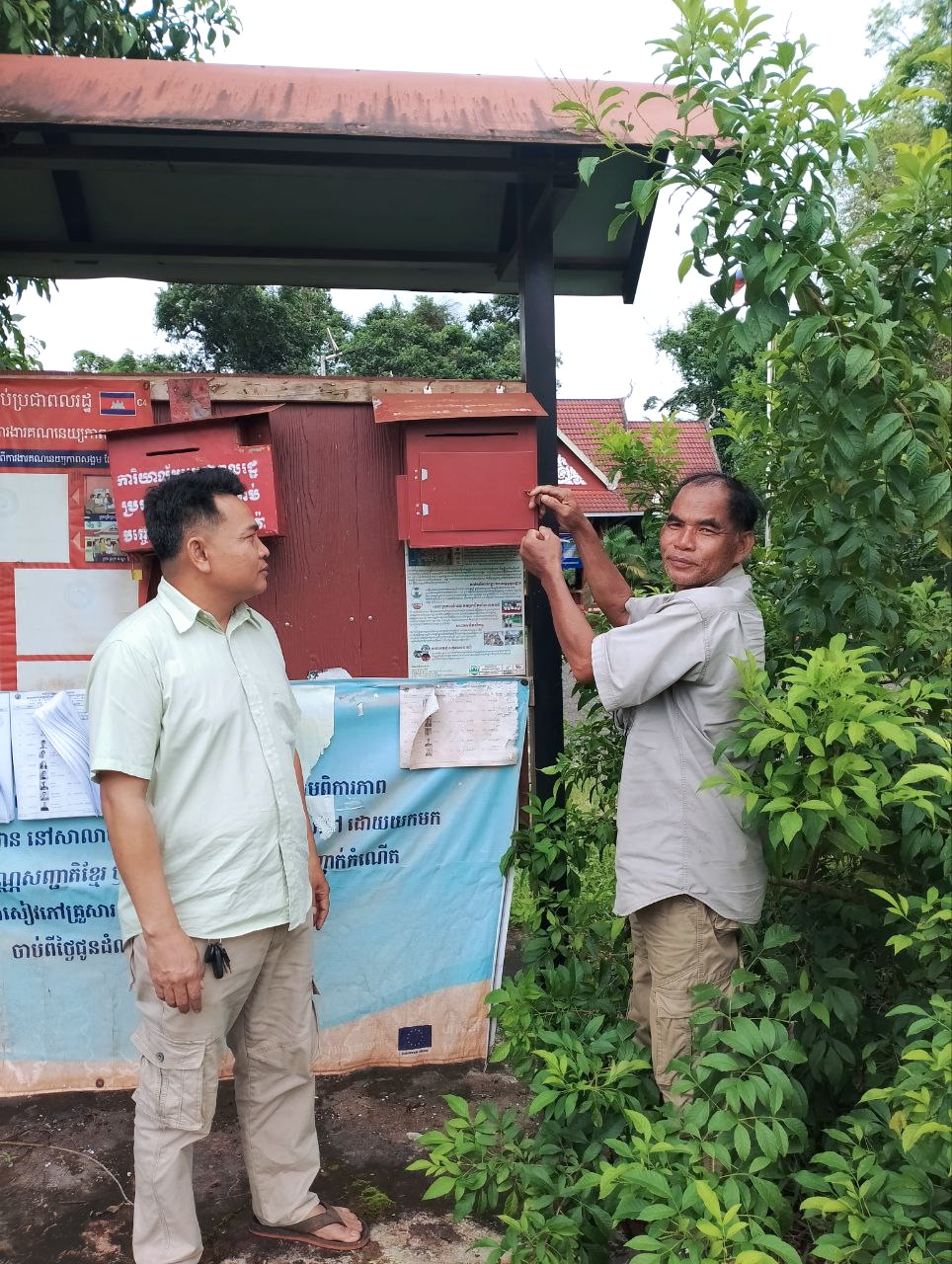 លោក អ៊ុំ វុទ្ធី ប្រធានការិយាល័យប្រជាពលរដ្ឋស្រុកថ្មបាំង ចុះបើកប្រប្រអប់សំបុត្រនៅតាមបណ្ដាលឃុំនៃស្រុកថ្មបាំង ខេត្តកោះកុង