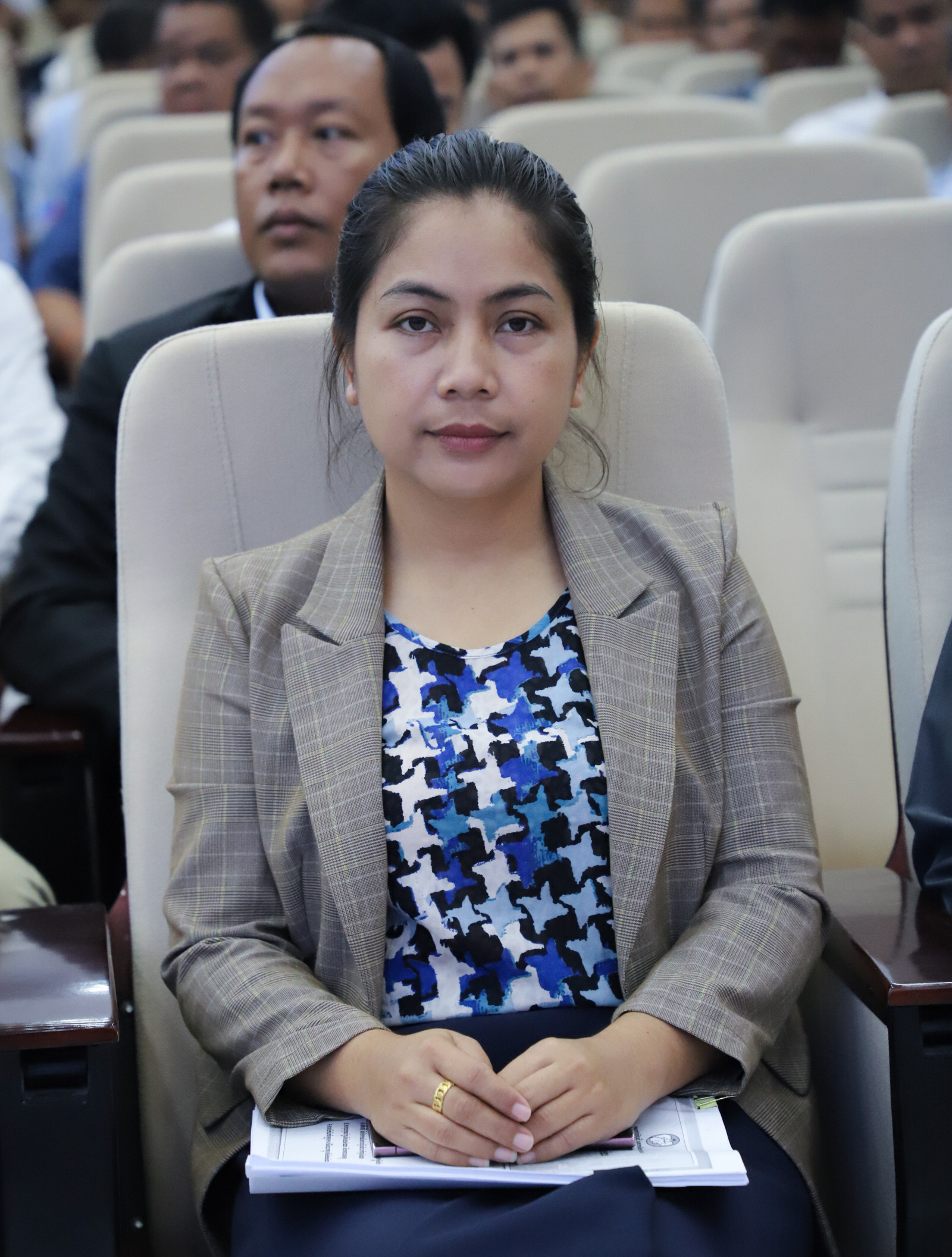 លោកស្រី ទួត ហាទីម៉ា អភិបាល នៃគណៈអភិបាលស្រុកថ្មបាំង ដឹកនាំមន្រ្តីចូលរួមសិក្ខាសាលា ស្តីពីនីតិវិធីនៃការធ្វើអធិការកិច្ចសំណង់ និងបទបញ្ញត្តិ ក្នុងវិស័យសំណង់
