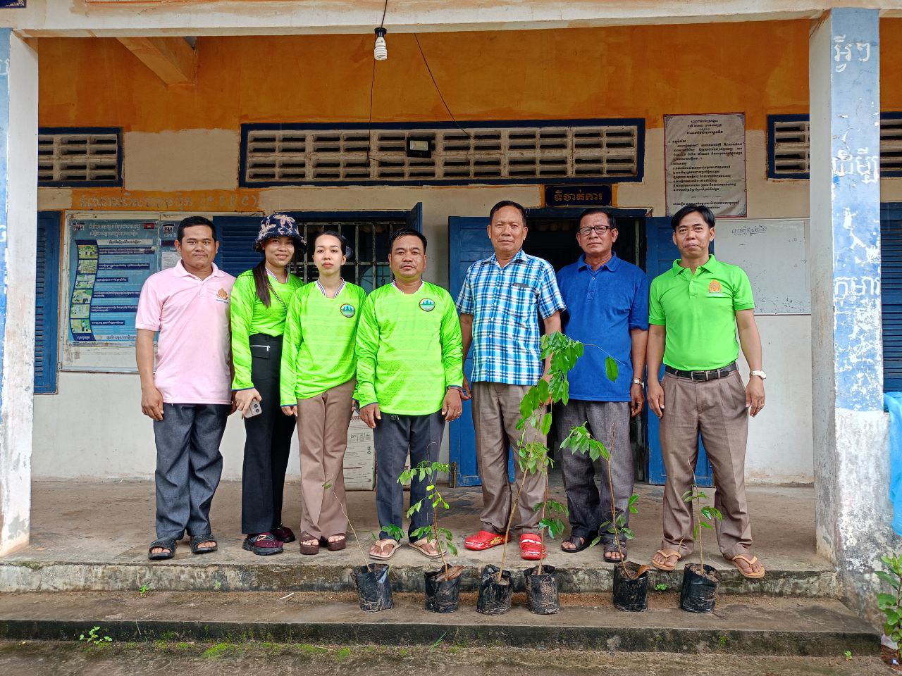 លោក ប្រាវ រុន នាយករងឧទ្យានជាតិបូទុមសាគរ ចូលរួមដាំកូនឈើចំនួន ១២០ដើម នៅសាលាបឋមសិក្សាអណ្តូងទឹក ក្នុងភូមិសាស្ត្របូទុមសាគរ