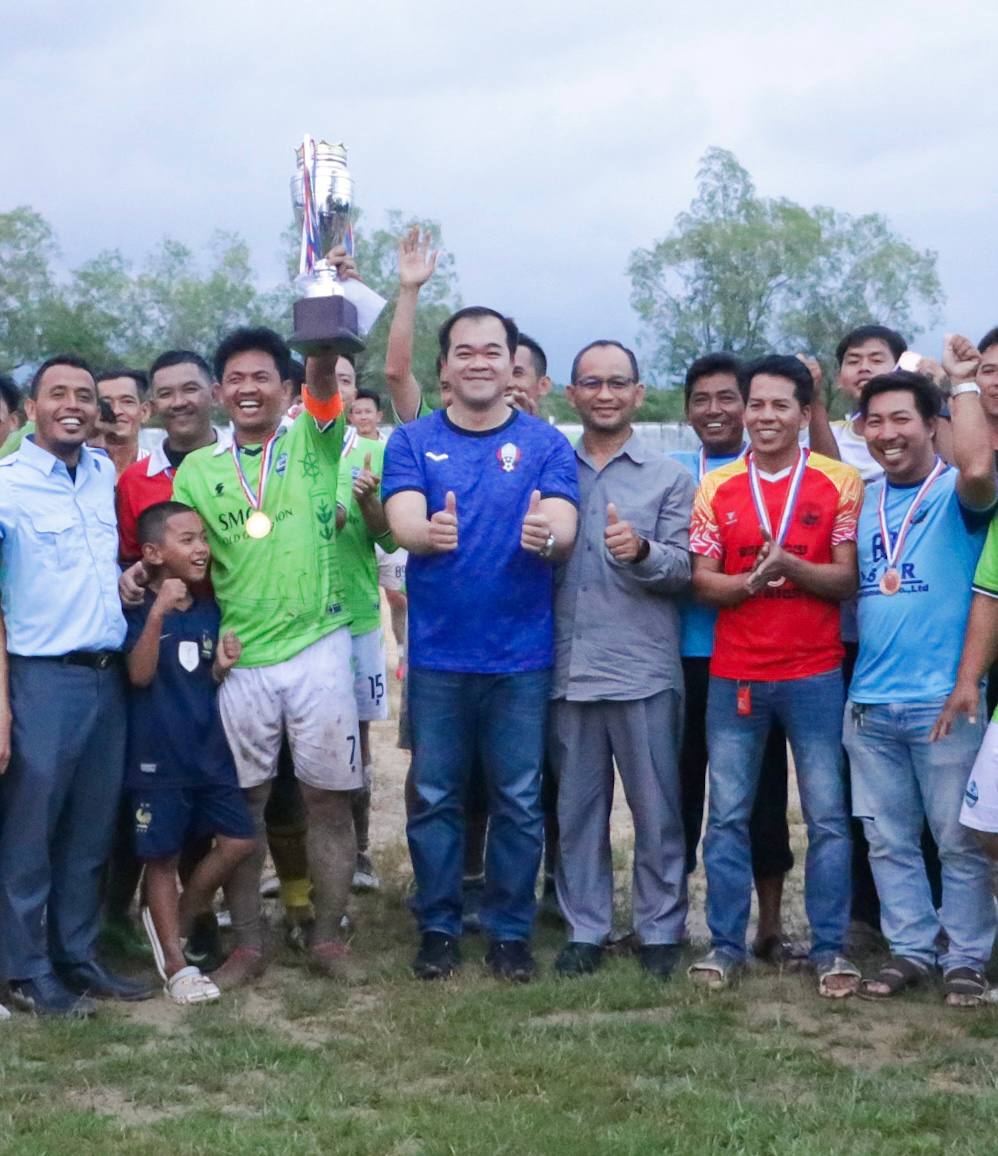 លោក សុប ប៉ាស្សារី អភិបាលរង នៃគណៈអភិបាលក្រុងខេមរភូមិន្ទ អមដំណើរ លោក ឈេងសុវណ្ណដា អភិបាលរង នៃគណៈអភិបាលខេត្តកោះកុង ក្នុងពិធីប្រកួតកីឡាបាល់ទាត់