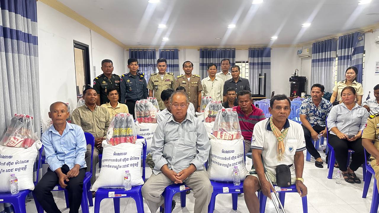 លោក ជា សូវី អភិបាល នៃគណៈអភិបាលស្រុកកោះកុង និងជាប្រធានកិត្តិយសគណៈកម្មាធិការ សមាគមអតីតយុទ្ធជនកម្ពុជាស្រុកកោះកុង បានជួបសំណេះសំណាលសួរសុខទុក្ខ សមាជិកអតីតយុទ្ធជនកម្ពុជាស្រុកកោះកុង