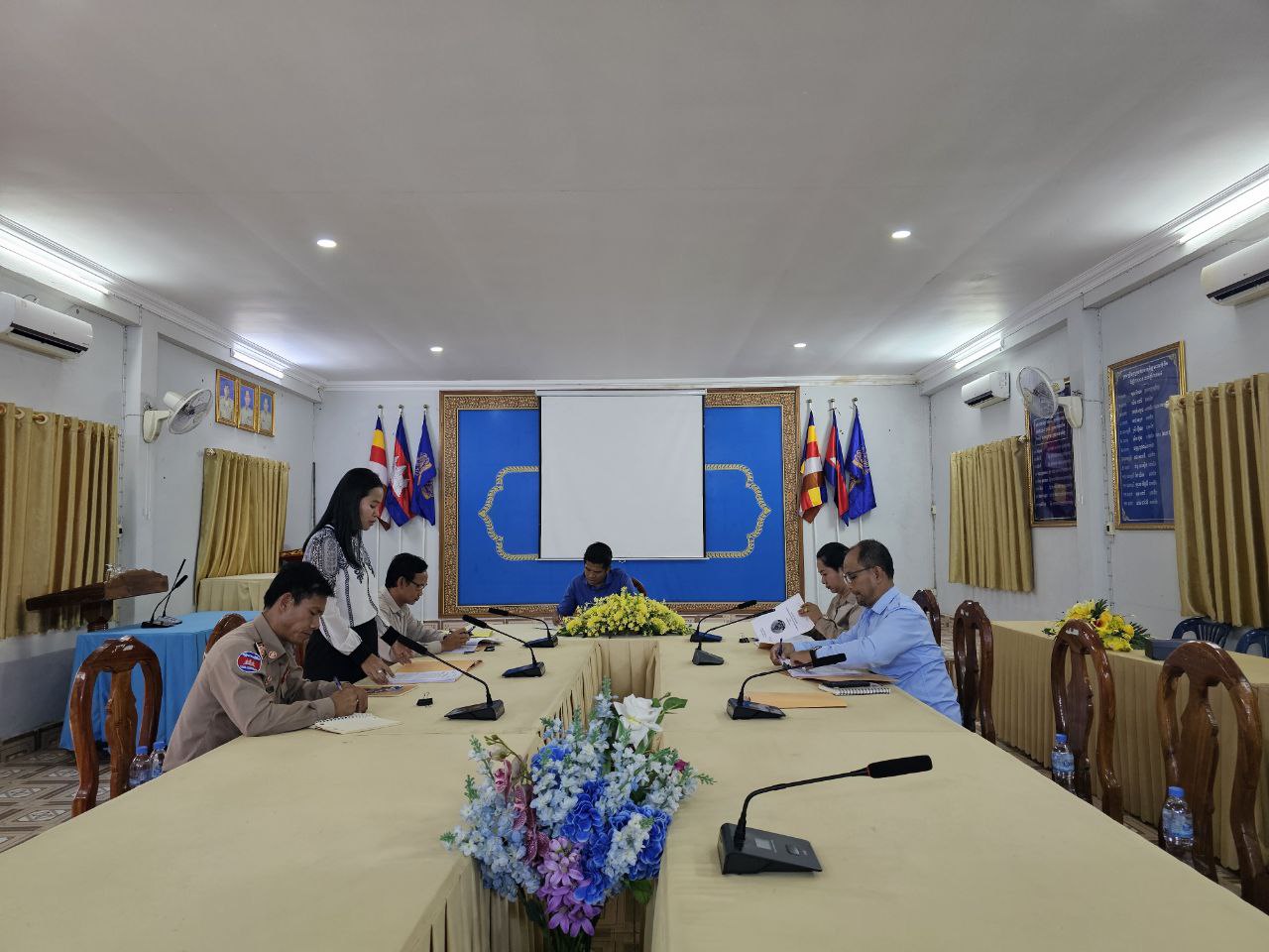 រដ្ឋបាលក្រុងខេមរភូមិន្ទ បានរៀបចំកិច្ចប្រជុំគណៈអភិបាលក្រុង ដើម្បីត្រួតពិនិត្យទៅលើរបៀបវារៈ នៃកិច្ចប្រជុំសាមញ្ញលើកទី៤ អាណត្តិទី៤ របស់ក្រុមប្រឹក្សាក្រុងខេមរភូមិន្ទ