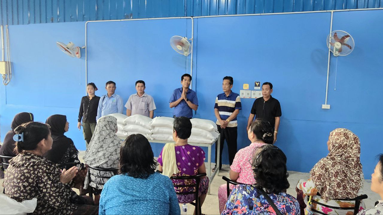 លោក ឈឹម ចិន អភិបាលស្តីទីក្រុងខេមរភូមិន្ទ បាននាំយកអំណោយជាអង្កររបស់ឯកឧត្តម យុទ្ធ ភូថង រដ្ឋលេខាធិការក្រសួងកសិកម្ម រុក្ខាប្រមាញ់ និងនេសាទ និងលោកជំទាវ ជូនដល់ប្រជាពលរដ្ឋមានជីវភាពខ្វះខាត