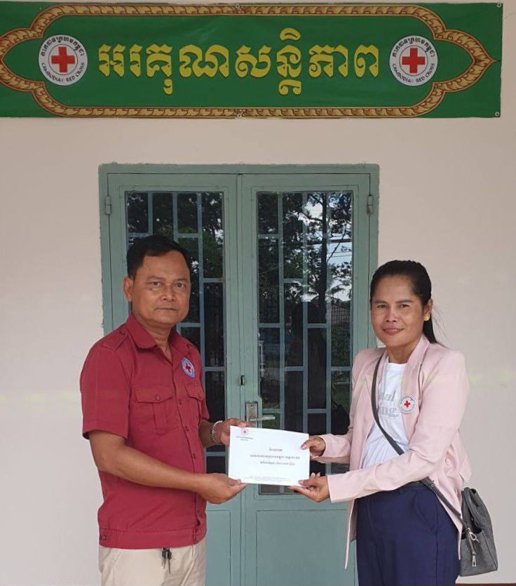 យុវជនរងគ្រោះថ្នាក់ចរាចរណ៍បាក់ជើង ទទួលបានការយកចិត្តទុកដាក់ពីលោកជំទាវ មិថុនា ភូថង ប្រធានគណៈកម្មាធិការសាខាកាកបាទក្រហមកម្ពុជាកោះកុង
