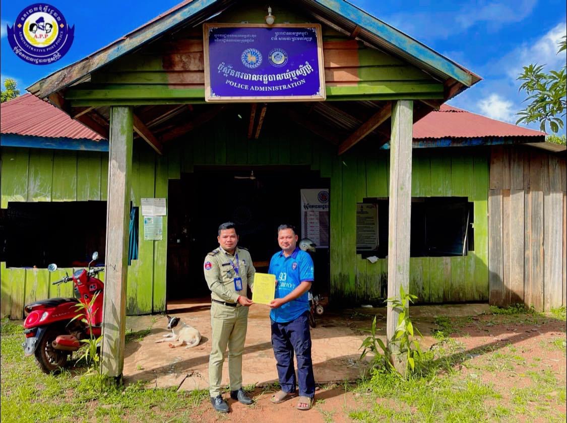 កម្លាំងប៉ុស្តិ៍នគរបាលរដ្ឋបាលឬស្សីជ្រុំ បានចុះល្បាតក្នុងមូលដ្ឋាននិងផ្ដល់សៀវភៅស្នាក់នៅ(ក២)