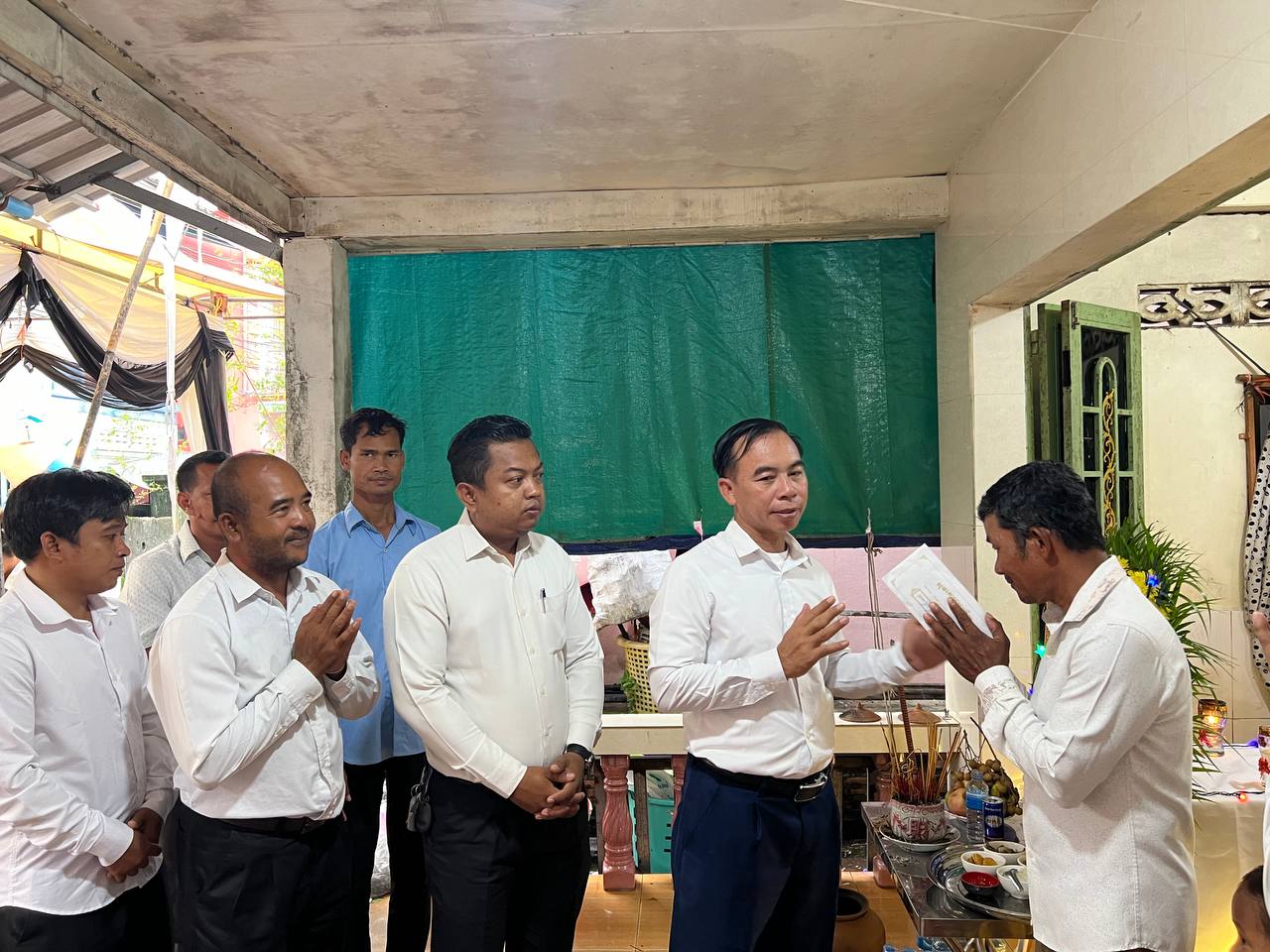 ​លោក​ អ៊ូច​ ទូច​ ប្រធានមន្ទីរ​ ដឹកនាំថ្នាក់ដឹកនាំមន្ទីរ​ និងមន្ត្រីក្រោមឱវាទ​ ចូលរួមគោរពវិញ្ញាណក្ខន្ធ​ ឧបាសិកា​ មុំ​ ណាន់​ ត្រូវជាម្តាយក្មេក​ លោក​ ហាន់​ ចក់​ ប្រធានការិយាល័យពាហិរសាសនា​ នៃមន្ទីរធម្មការនិងសាសនាខេត្តកោះកុង​