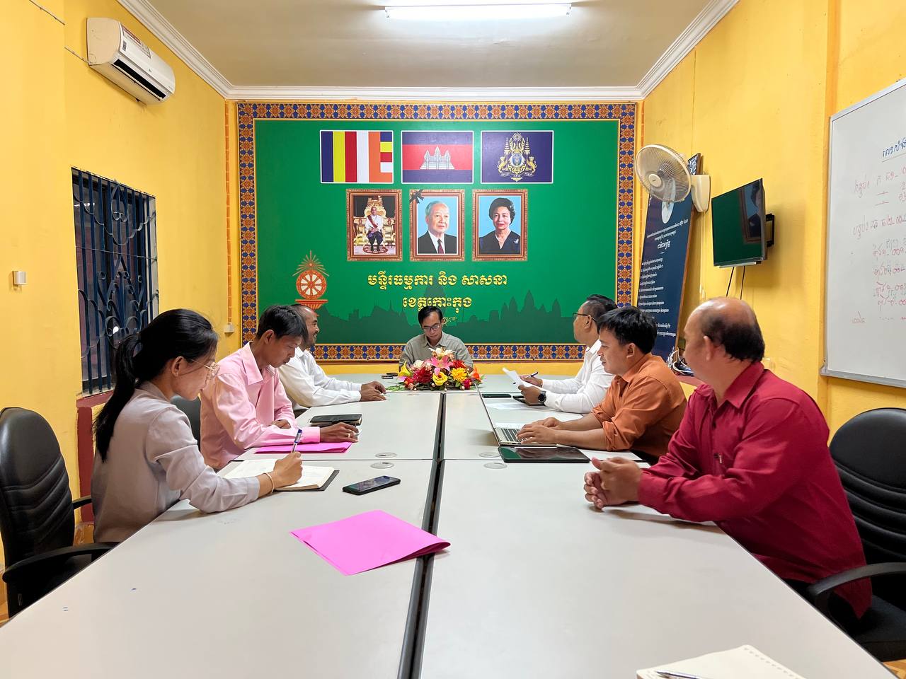 លោក​ អ៊ូច​ ទូច​ ប្រធានមន្ទីរ​ធម្មការនិងសាសនាខេត្តកោះកុង បានដឹកនាំសហការីប្រជុំប្រមូលធាតុចូលសម្រាប់ផ្តល់ជាឯកសារស្រាយជ្រាវធ្វេីសារណាបញ្ចប់របស់និស្សិតនៃសាកលវិទ្យាល័យន័រតុន​ និងកិច្ចការផ្សេងៗ