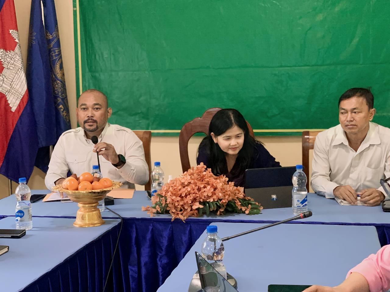 លោក ប្រាក់ គា អភិបាលរងស្រុក តំណាងលោក ជា ច័ន្ទកញ្ញា អភិបាល នៃគណៈអភិបាលស្រុកស្រែអំបិល បានចូលរួមជាលោកស្រី កាំង ឃីម អនុប្រធានរដ្ឋបាលជលផល នៃក្រសួងកសិកម្ម រុក្ខាប្រមាញ់ និងនេសាទ មន្ទីរកសិកម្ម រុក្ខាប្រមាញ់ និងនេសាទខេត្តកោះកុង  ស្តីពីកិច្ចប្រជុំពិភាក្សា ពិនិត្យផែនទីសហគមន៍ដែលបានកំណត់ទីតាំង និងទំហំដាំស្តារឡើងវិញព្រៃកោងកាង
