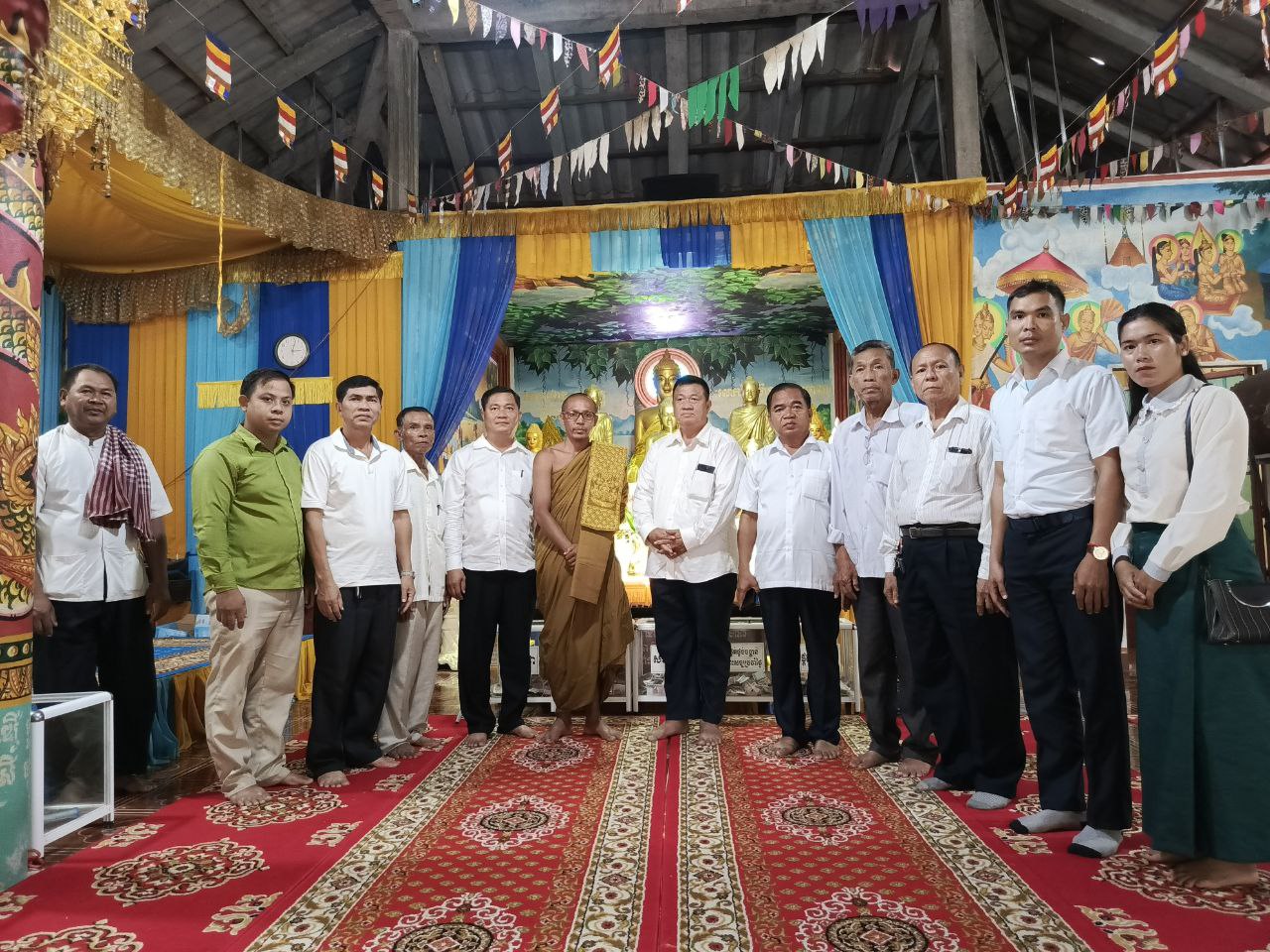 លោក ហុង ប្រុស អភិបាលស្ដីទីស្រុកស្រែអំបិល អញ្ជើញអមដំណើរ ឯកឧត្តម ស្រេង ហុង អភិបាលរងខេត្ត នាំយកទេយ្យទានប្រគេនដល់ព្រះសង្ឃ ក្នុងវេណកាន់បិណ្ឌទី៤ វត្តព្រះពុទ្ធទានារាម(ហៅវត្តខ្សាច់ស)